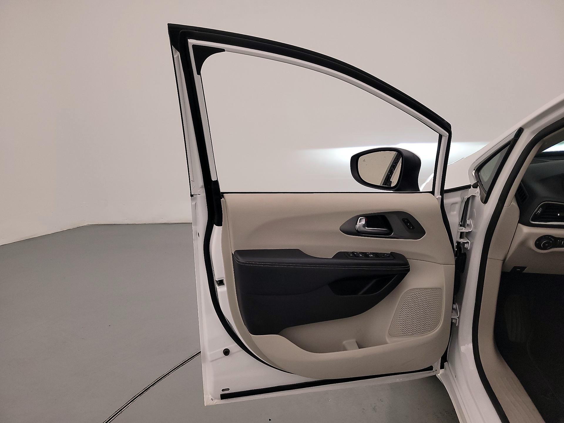 Thumbnail: 2023 Chrysler Pacifica - 12