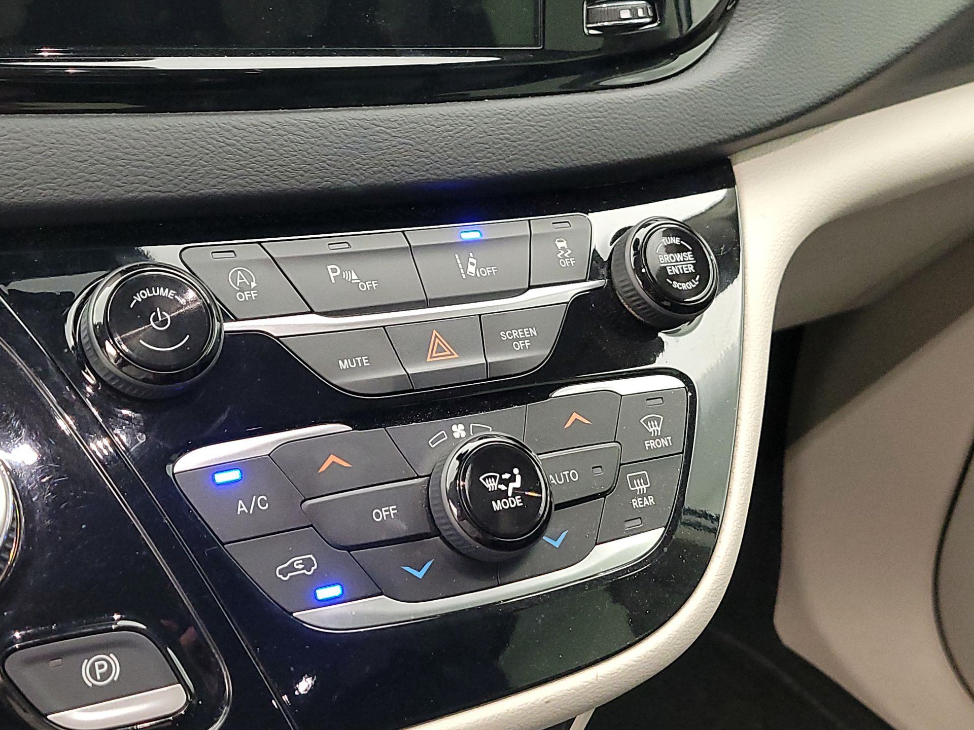 Thumbnail: 2023 Chrysler Pacifica - 16