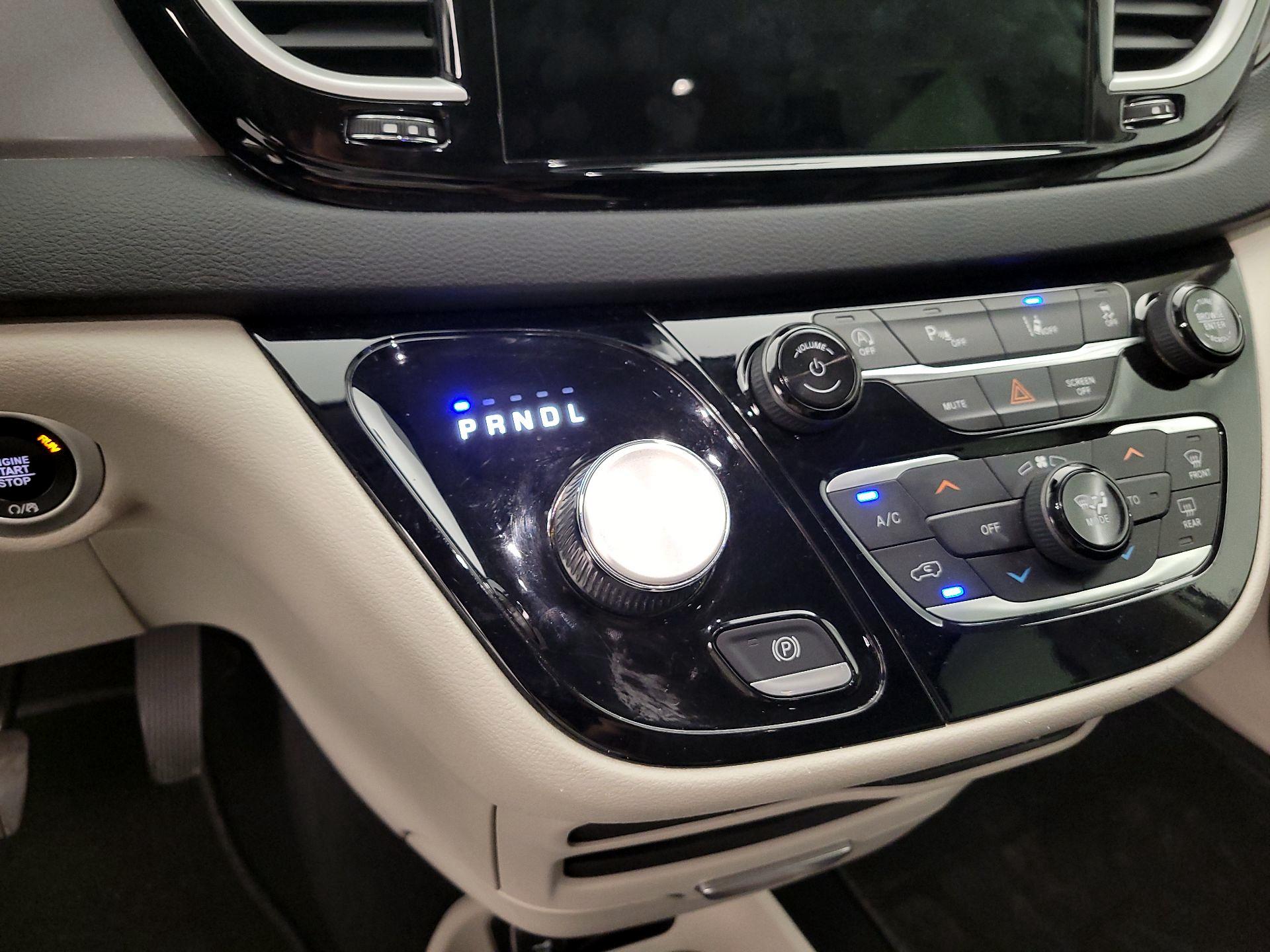 Thumbnail: 2023 Chrysler Pacifica - 17