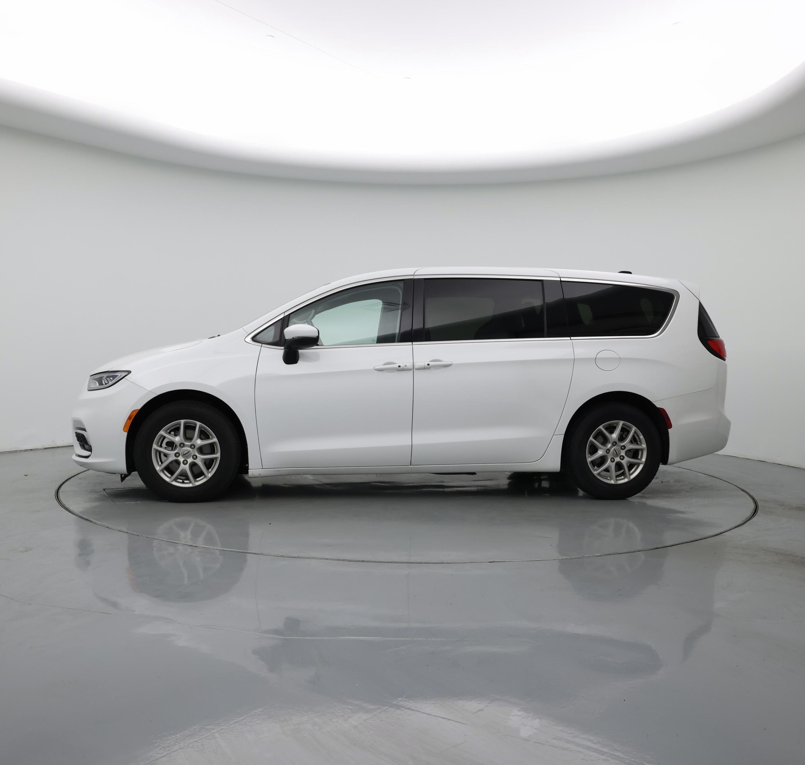 Thumbnail: 2023 Chrysler Pacifica - 3