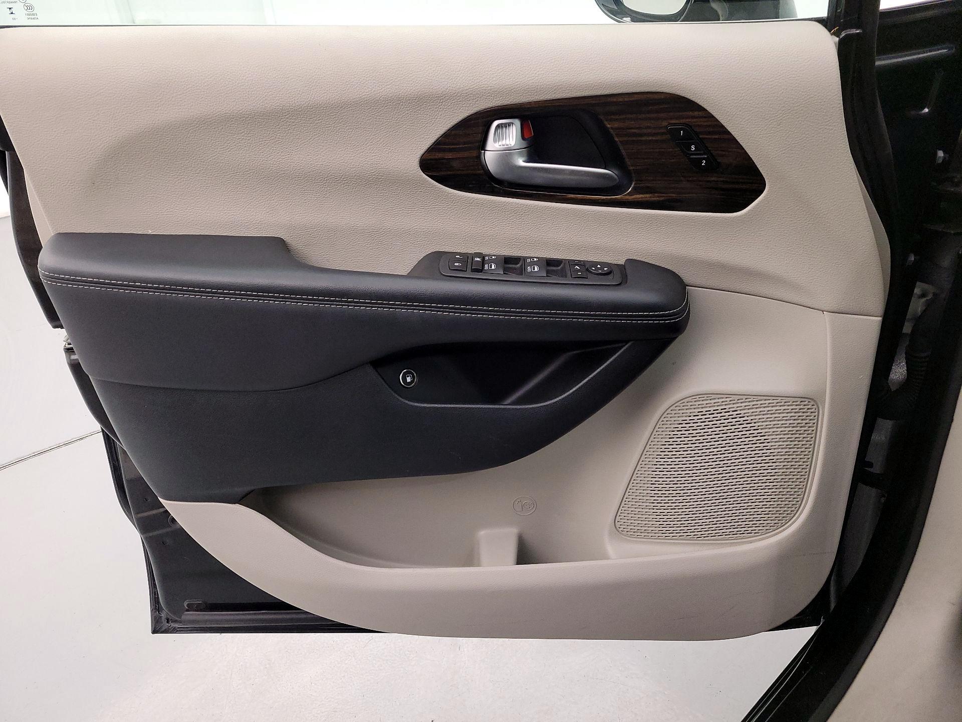 Thumbnail: 2023 Chrysler Pacifica - 12