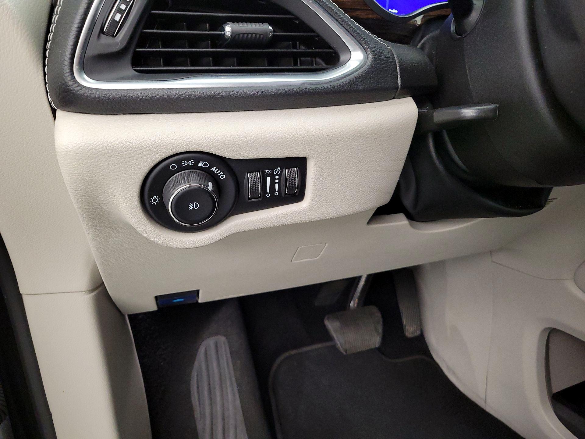 Thumbnail: 2023 Chrysler Pacifica - 13