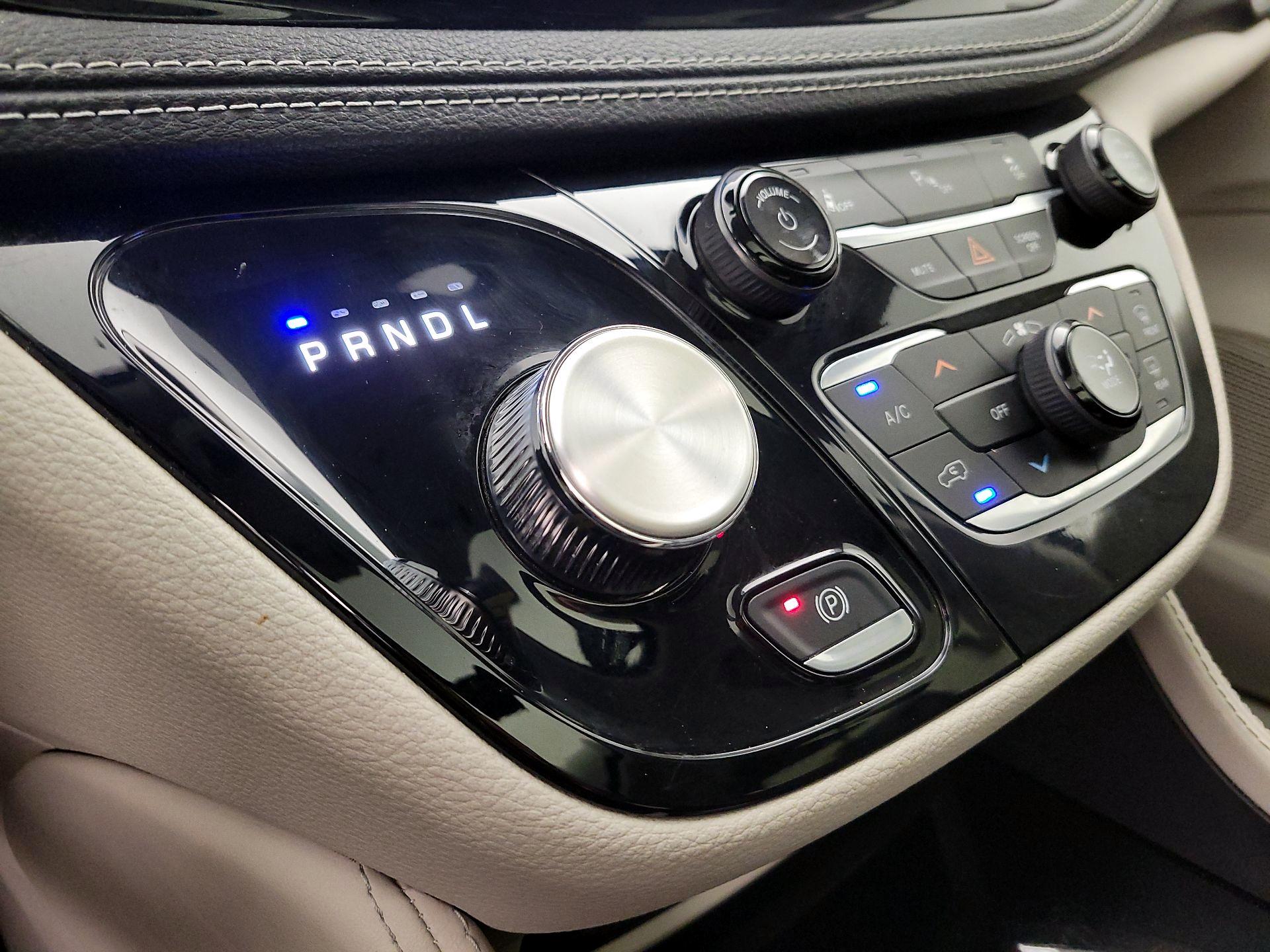 Thumbnail: 2023 Chrysler Pacifica - 18