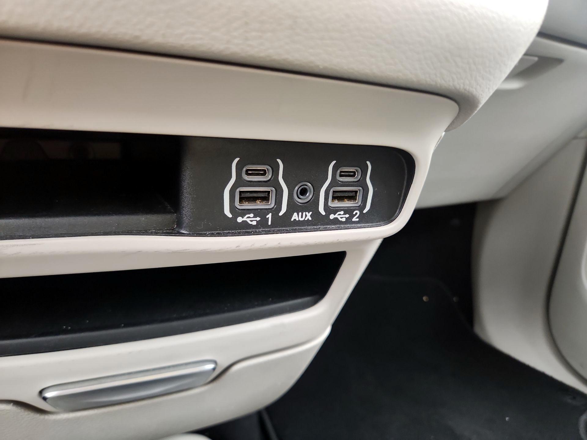 Thumbnail: 2023 Chrysler Pacifica - 18