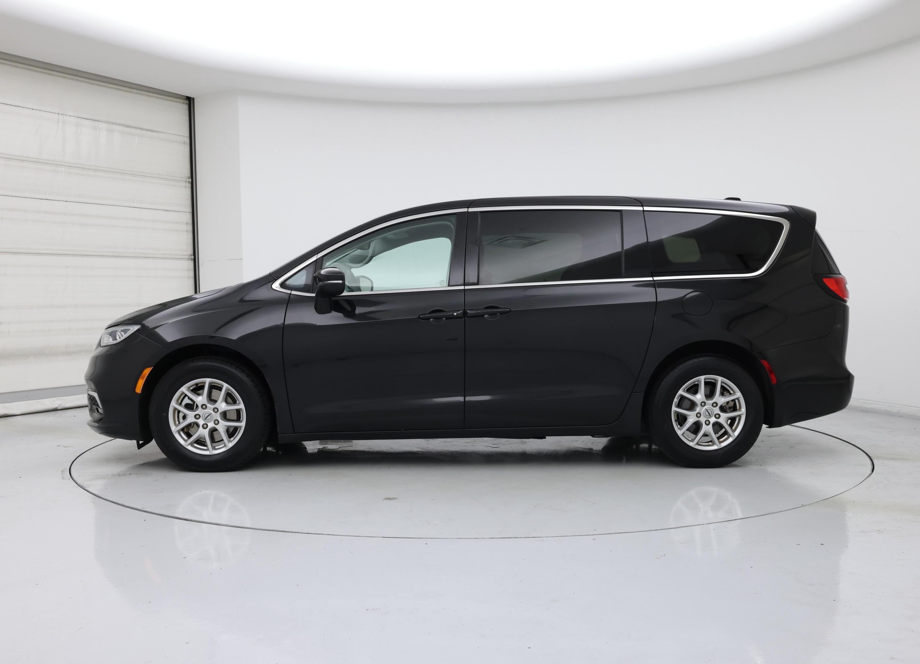 Thumbnail: 2023 Chrysler Pacifica - 3