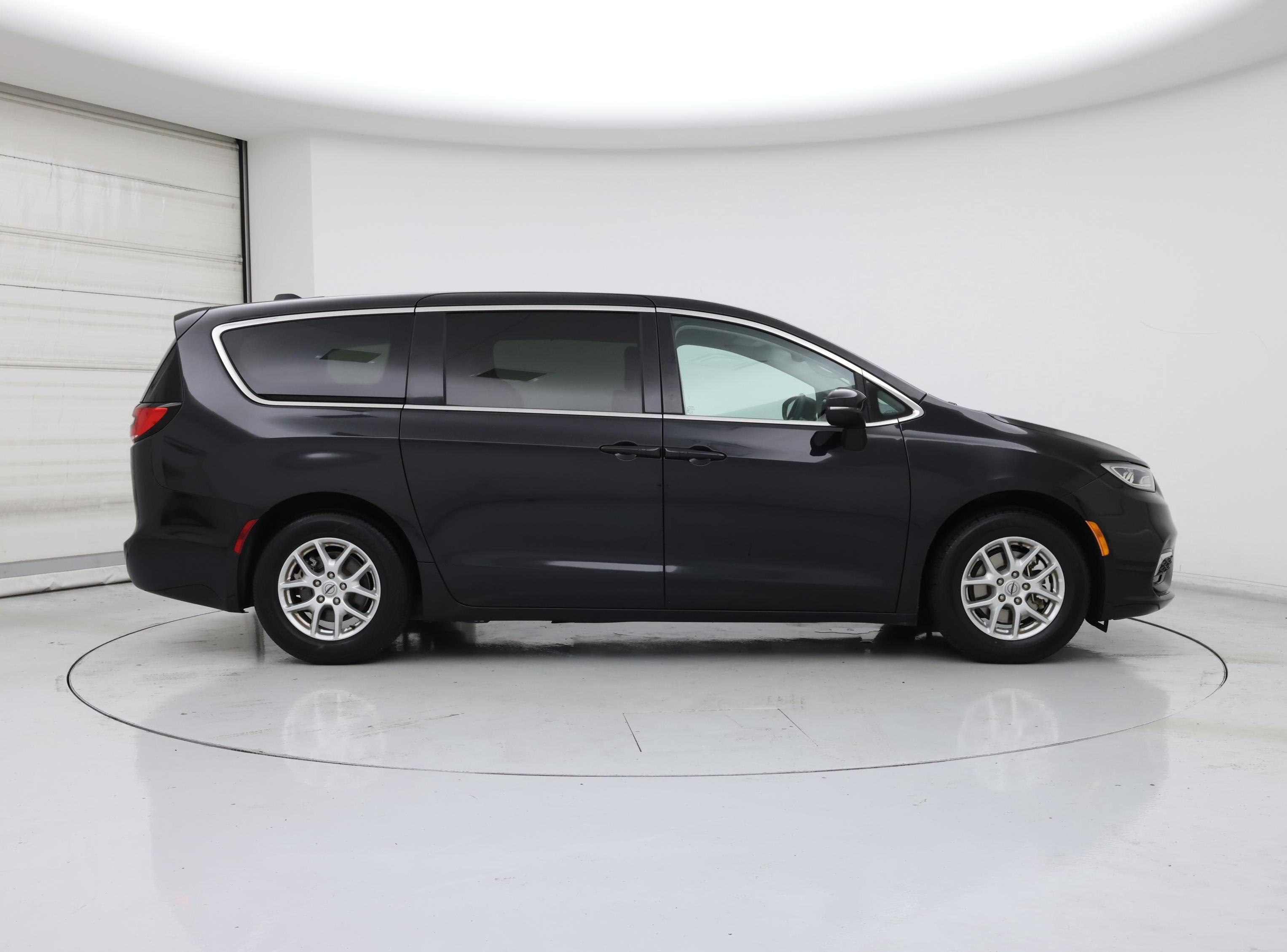 Thumbnail: 2023 Chrysler Pacifica - 7