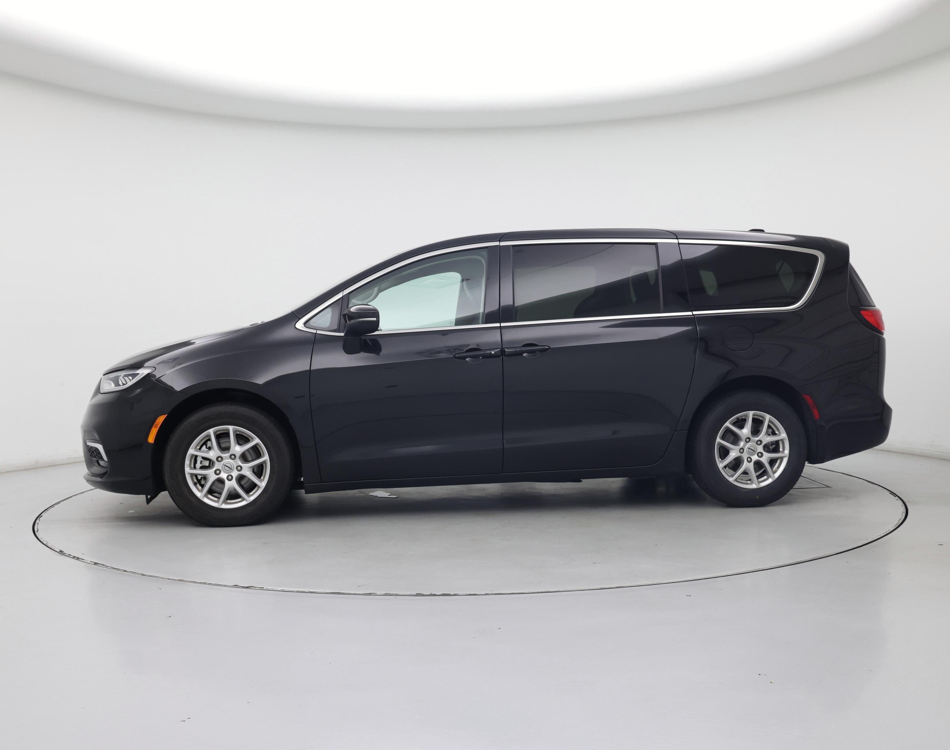Thumbnail: 2023 Chrysler Pacifica - 3