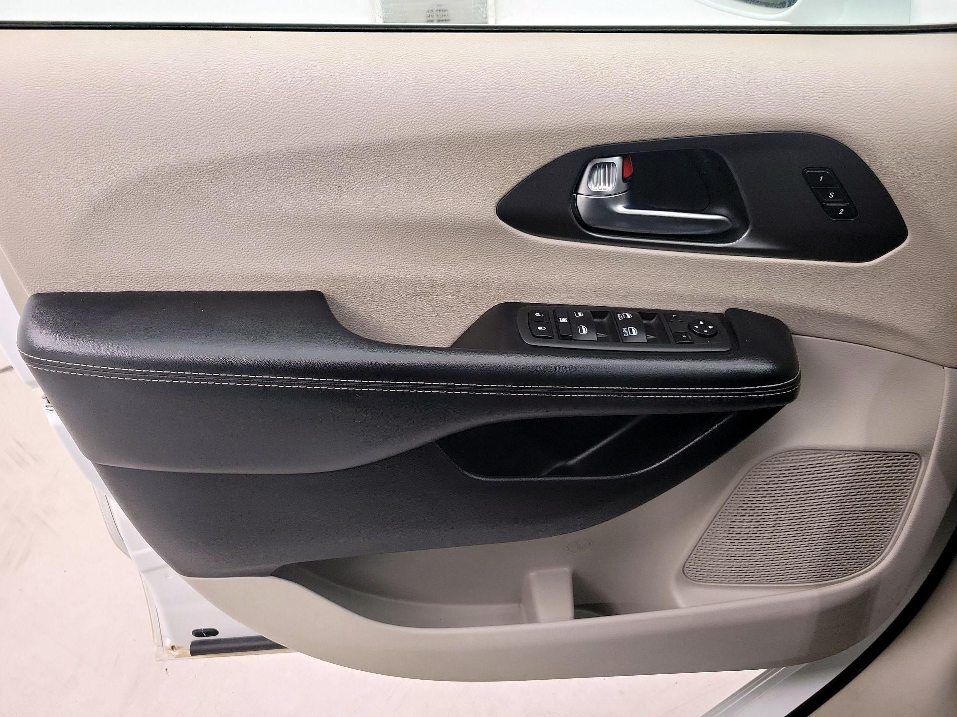 Thumbnail: 2022 Chrysler Pacifica - 12