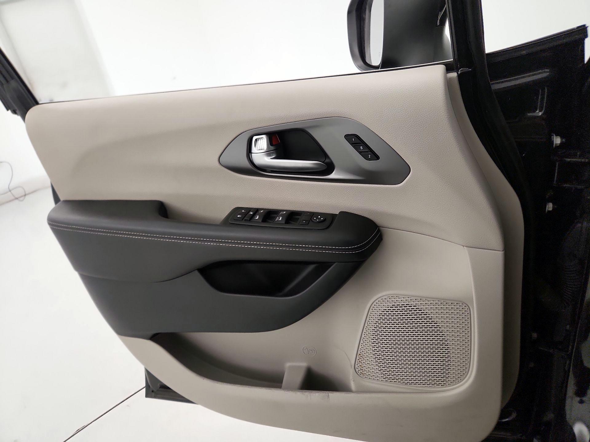 Thumbnail: 2023 Chrysler Pacifica - 12