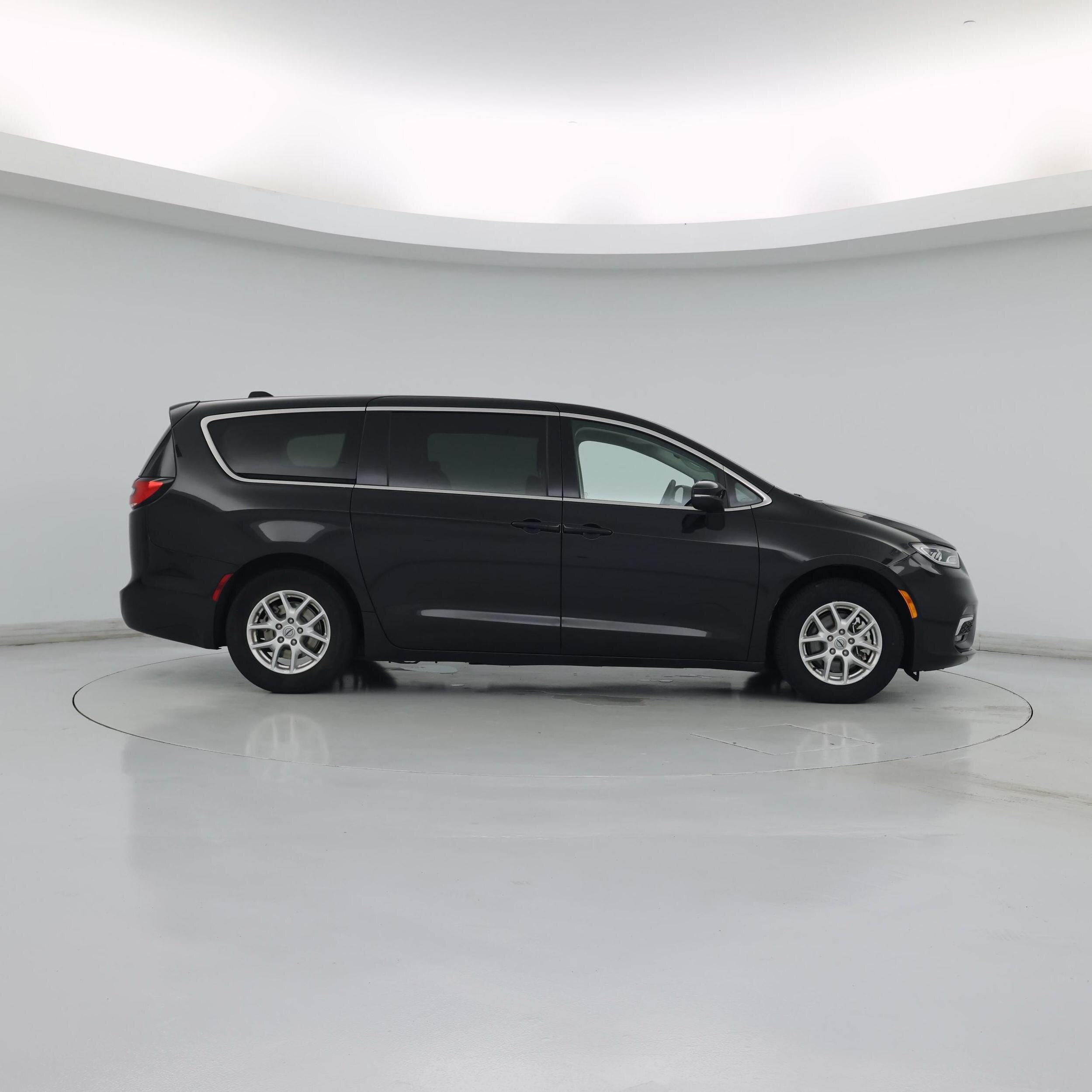 Thumbnail: 2023 Chrysler Pacifica - 7