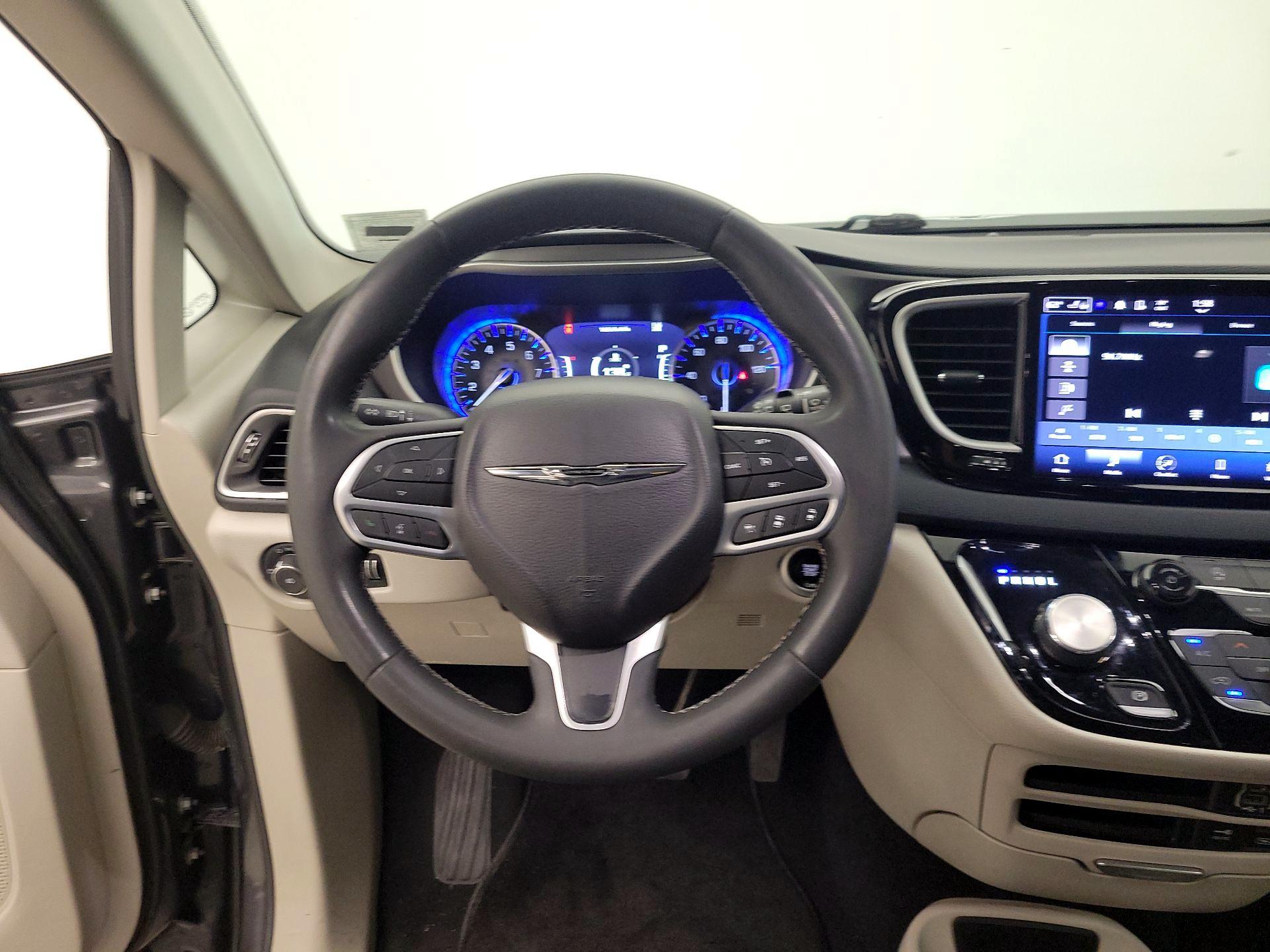 Thumbnail: 2022 Chrysler Pacifica - 10