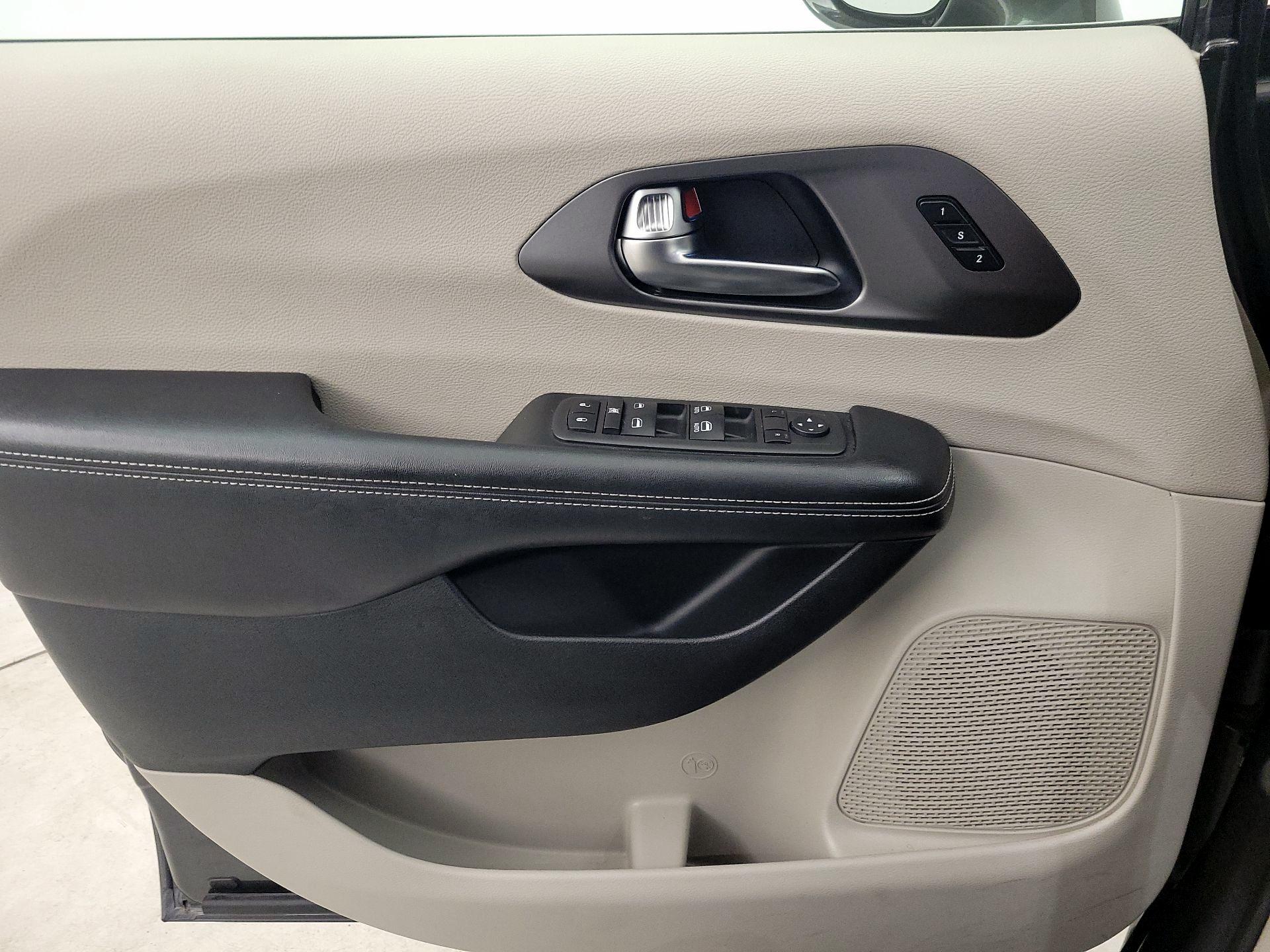 Thumbnail: 2022 Chrysler Pacifica - 12