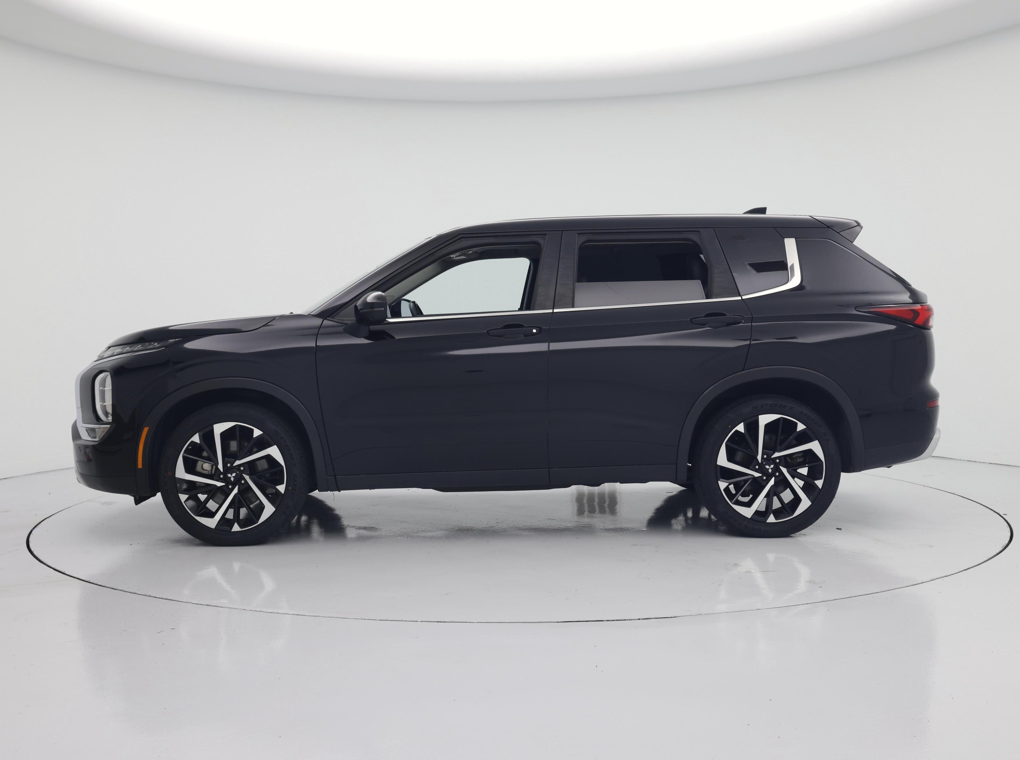 Thumbnail: 2024 Mitsubishi Outlander - 3