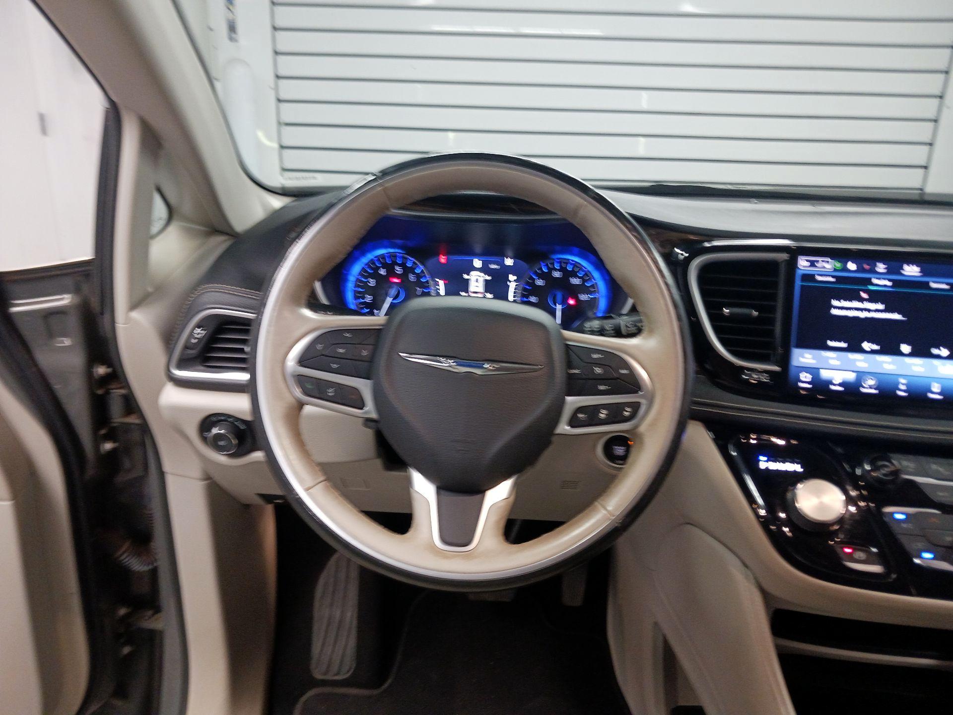 Thumbnail: 2021 Chrysler Pacifica - 10