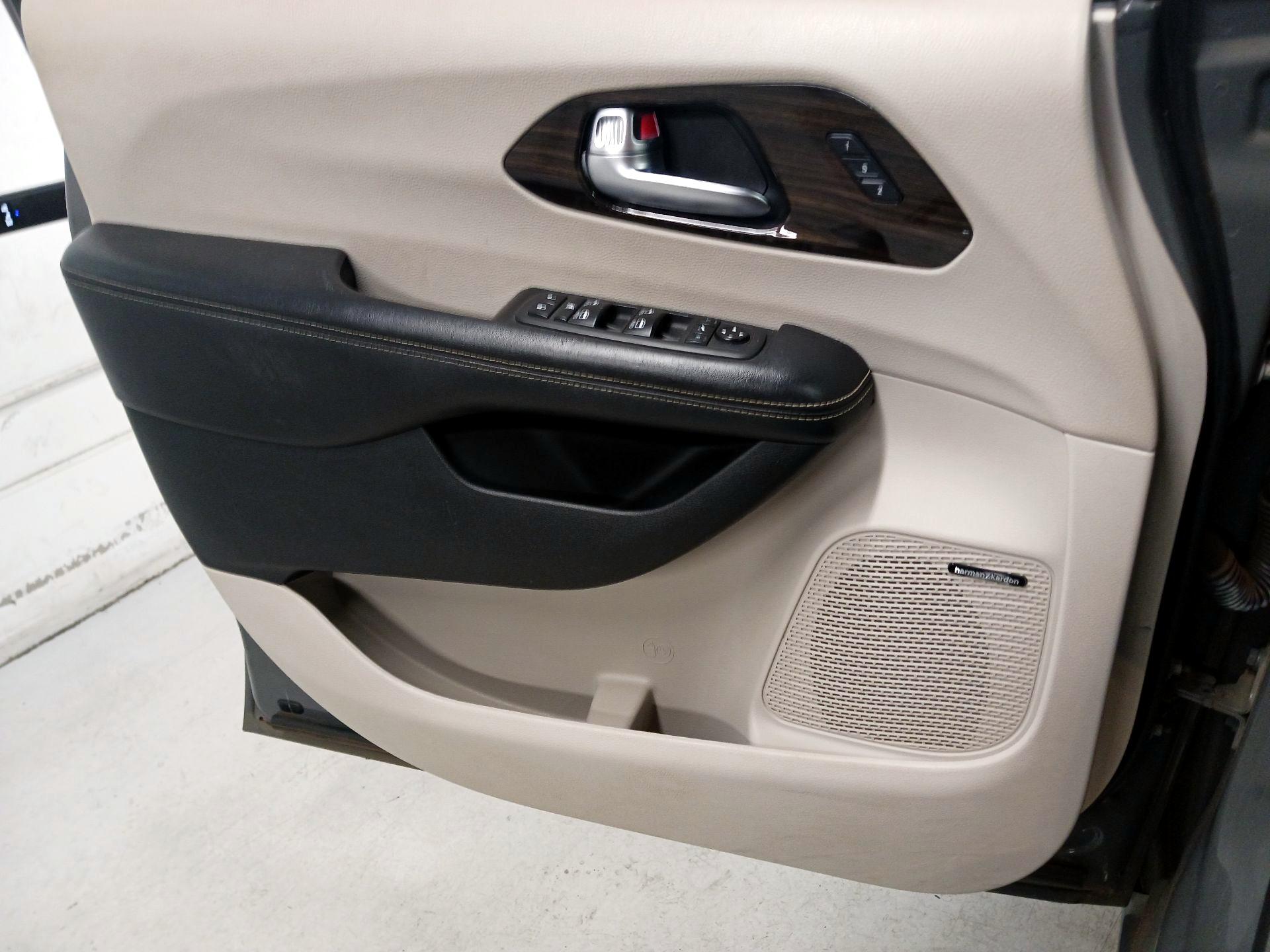 Thumbnail: 2021 Chrysler Pacifica - 12