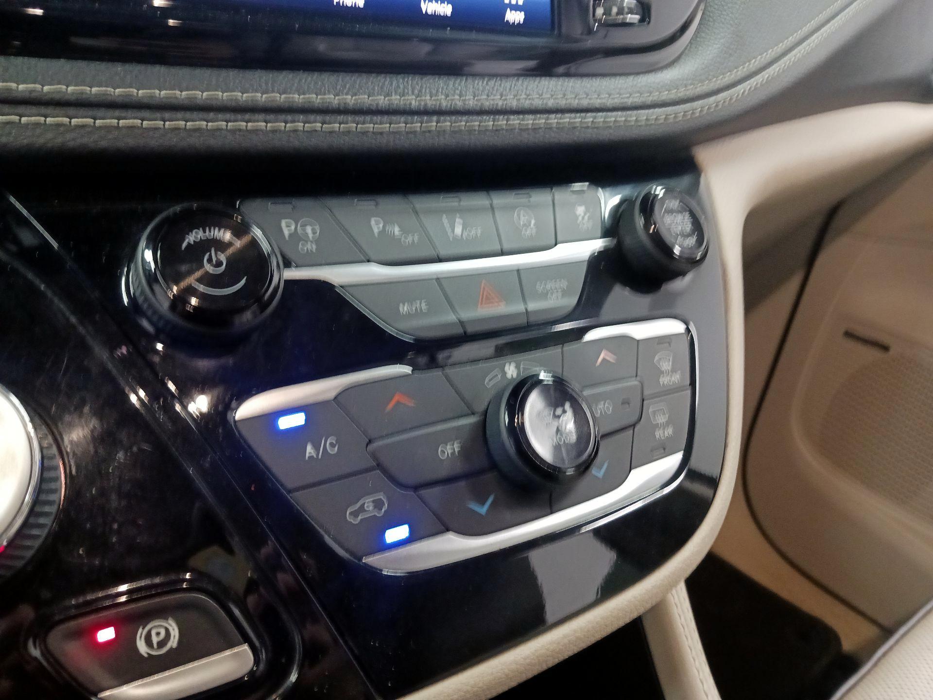 Thumbnail: 2021 Chrysler Pacifica - 14