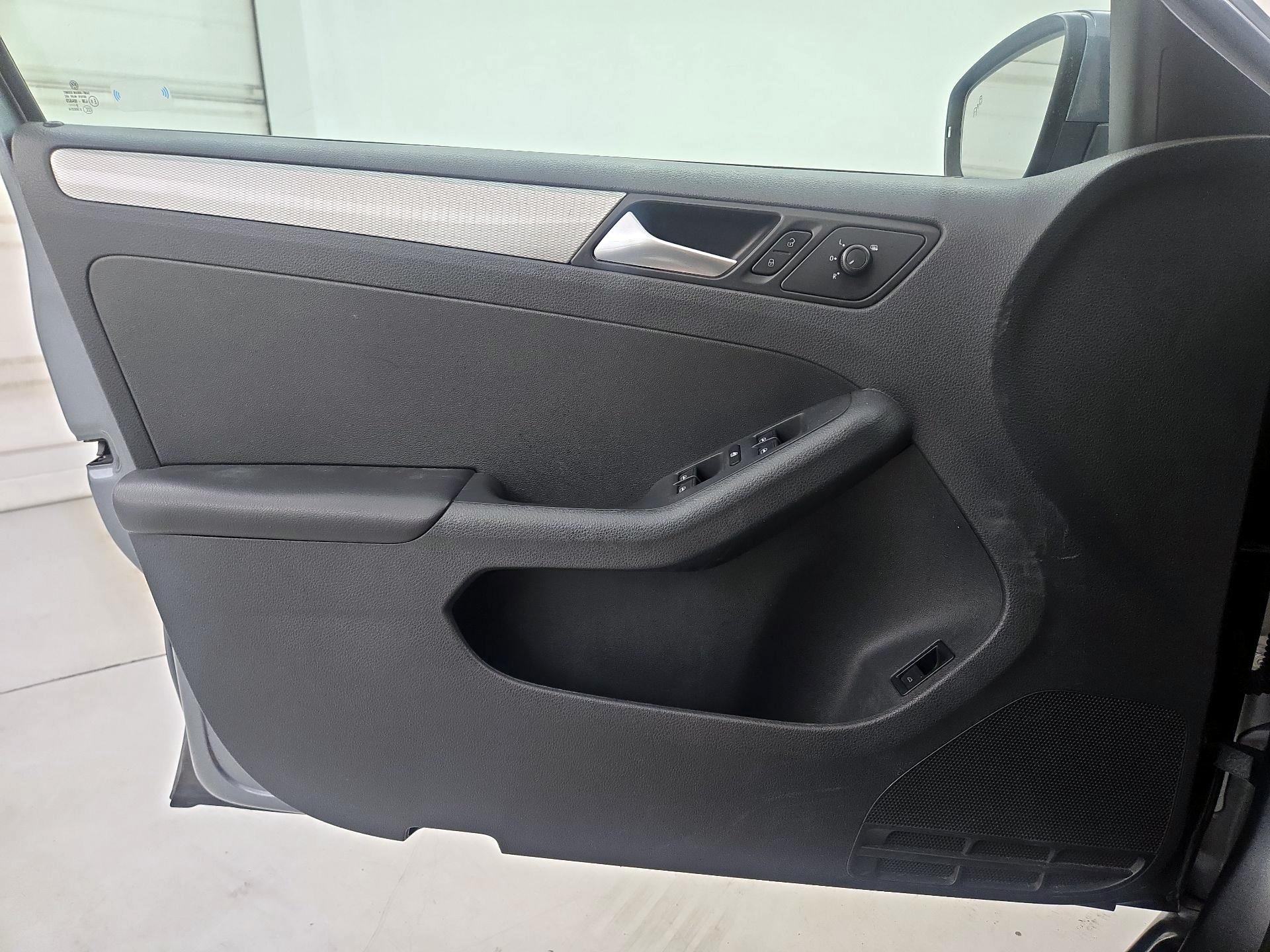 Thumbnail: 2017 Volkswagen Jetta - 12