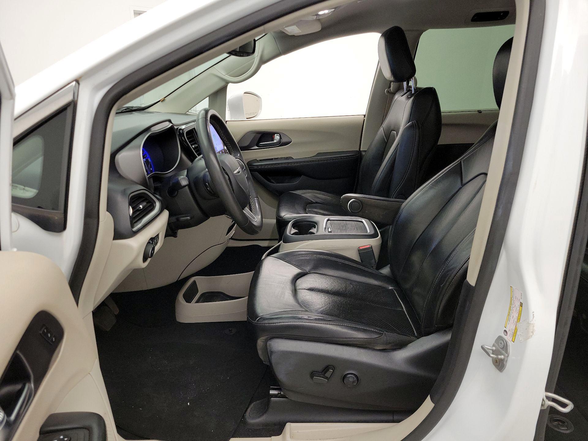 Thumbnail: 2022 Chrysler Pacifica - 11