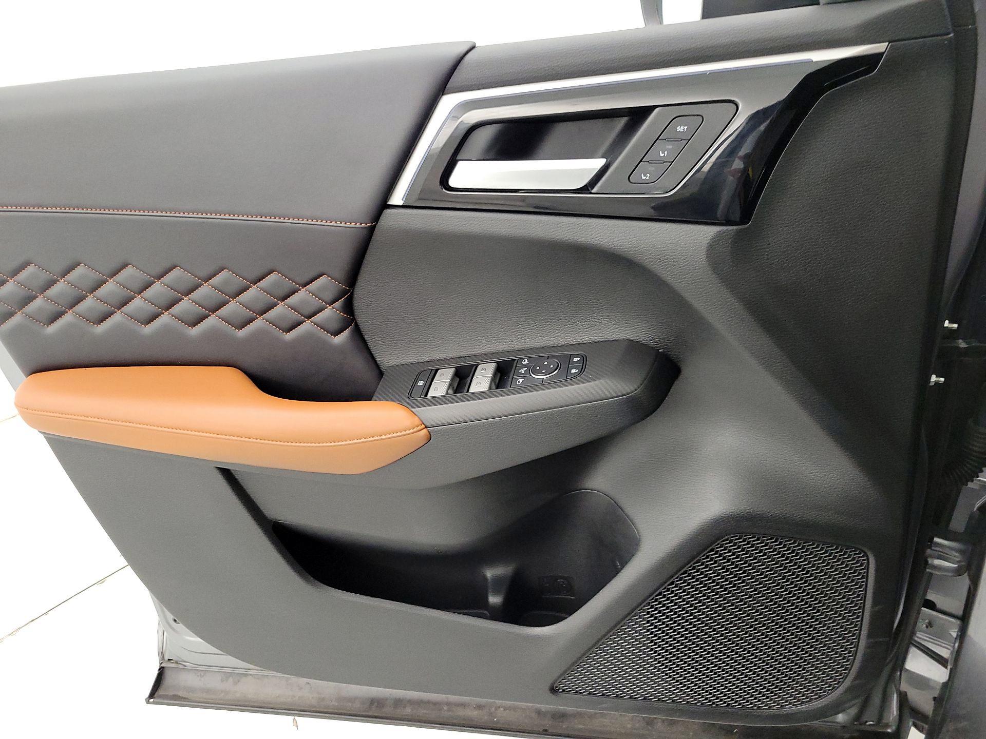 Thumbnail: 2024 Mitsubishi Outlander - 12