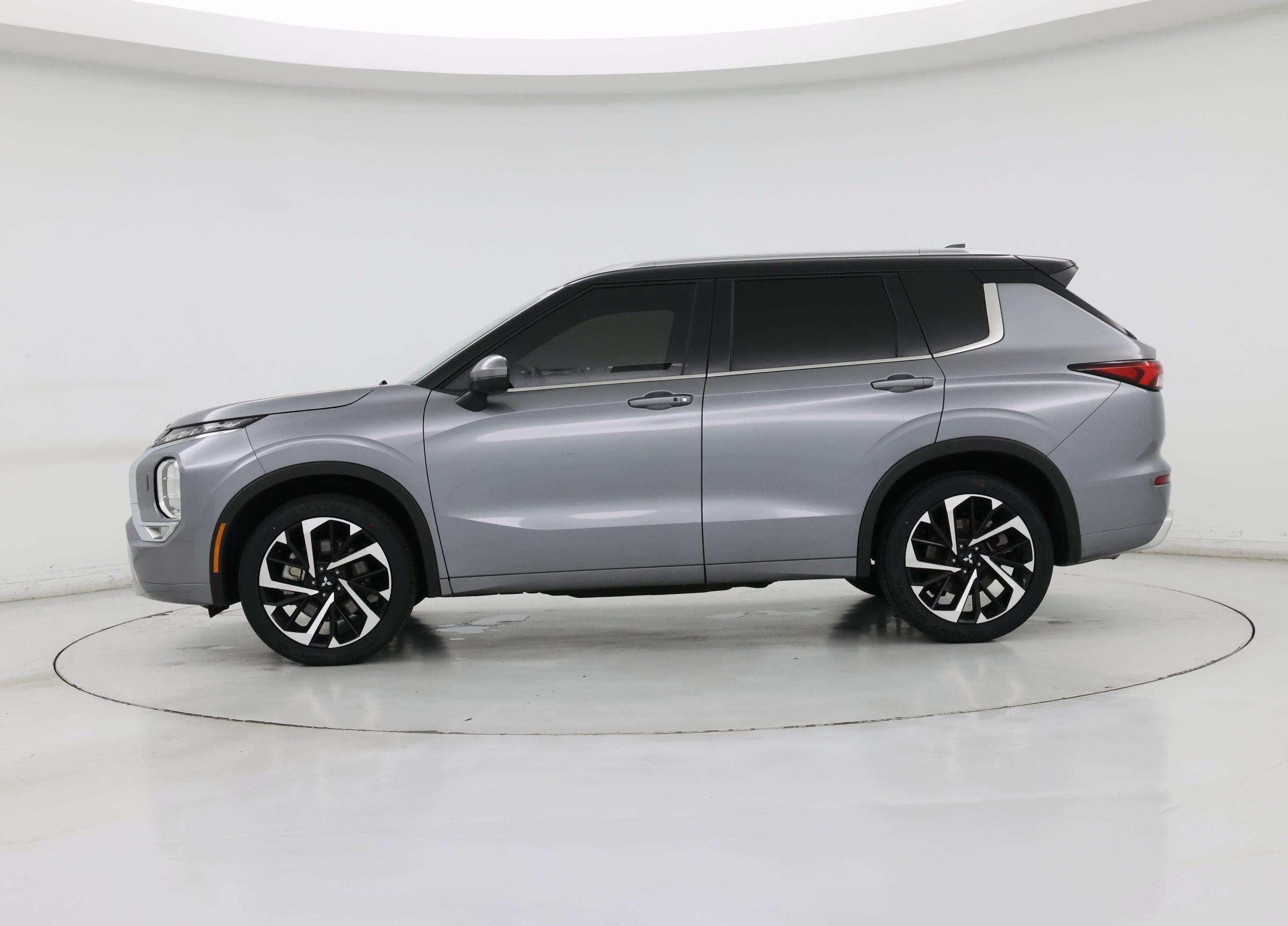 Thumbnail: 2024 Mitsubishi Outlander - 3