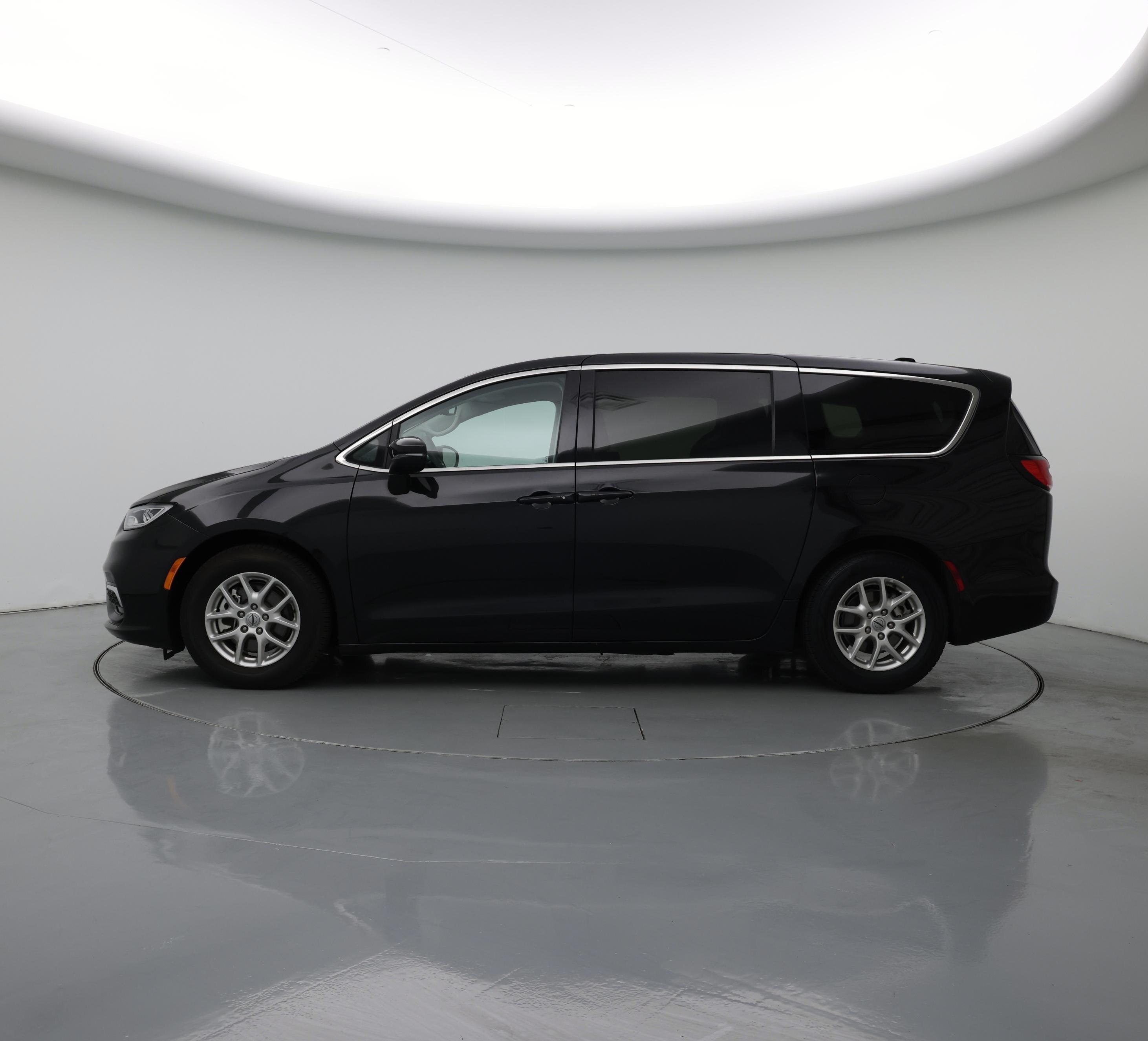 Thumbnail: 2023 Chrysler Pacifica - 3