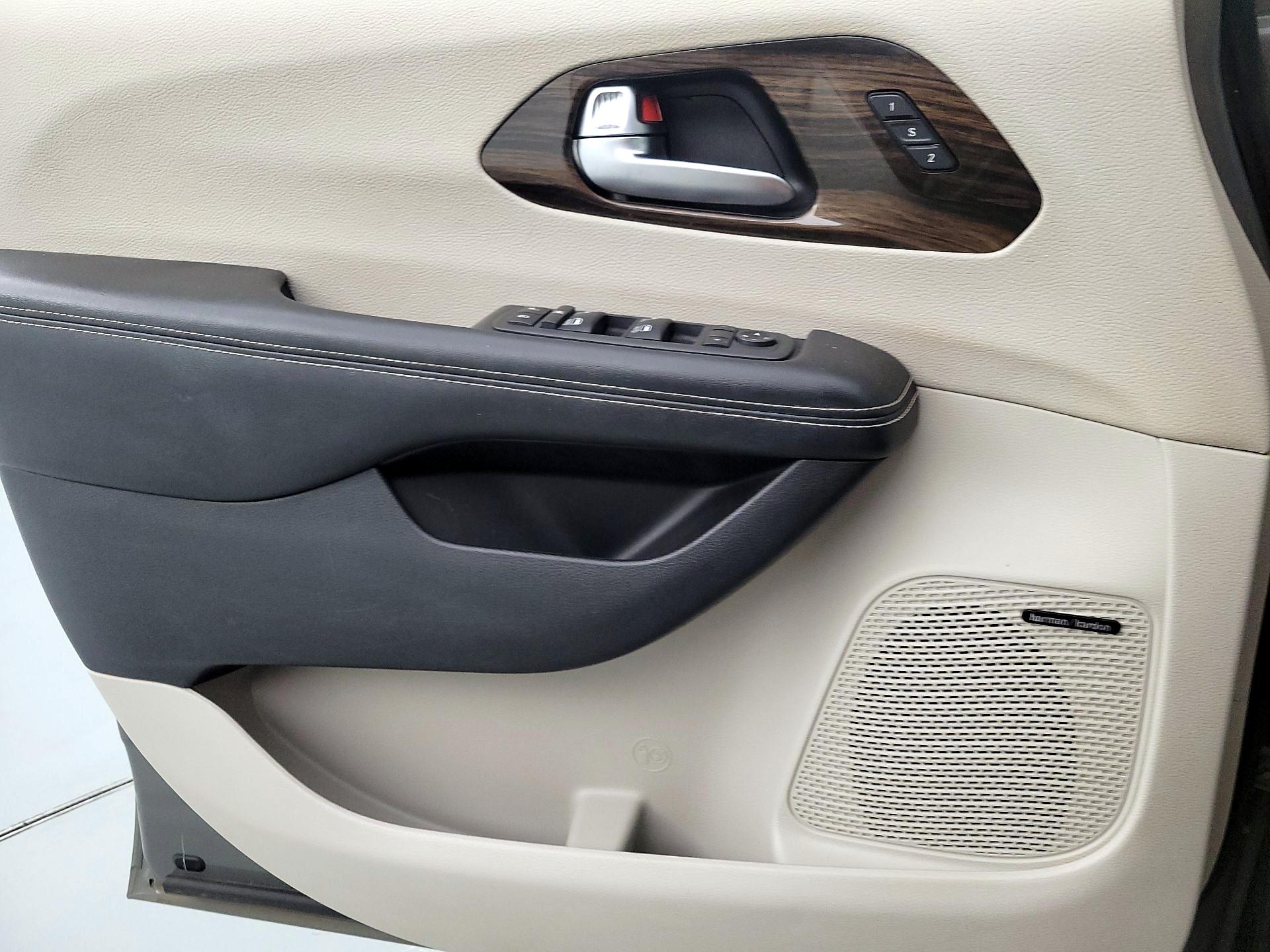 Thumbnail: 2021 Chrysler Pacifica - 12