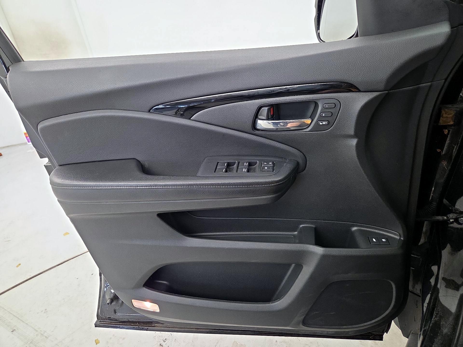 Thumbnail: 2016 Honda Pilot - 12