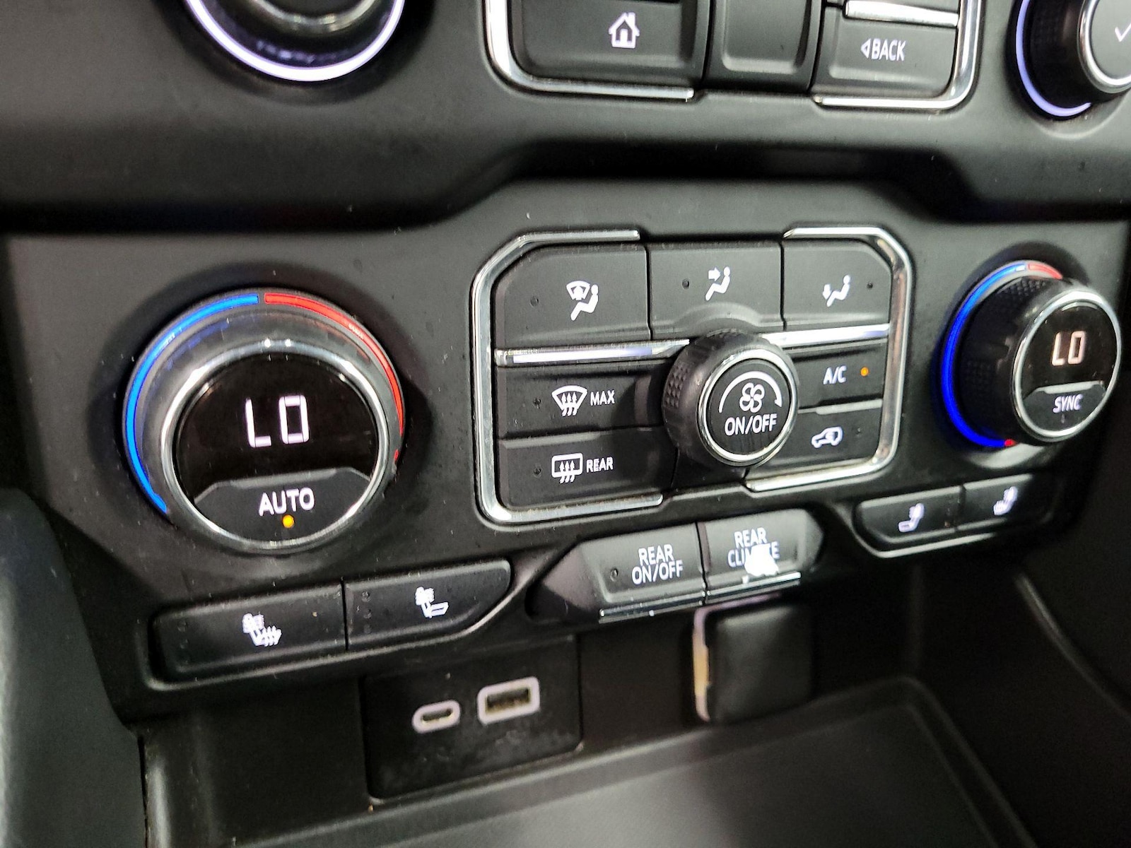 2021 Chevrolet Suburban LT - Photo 17
