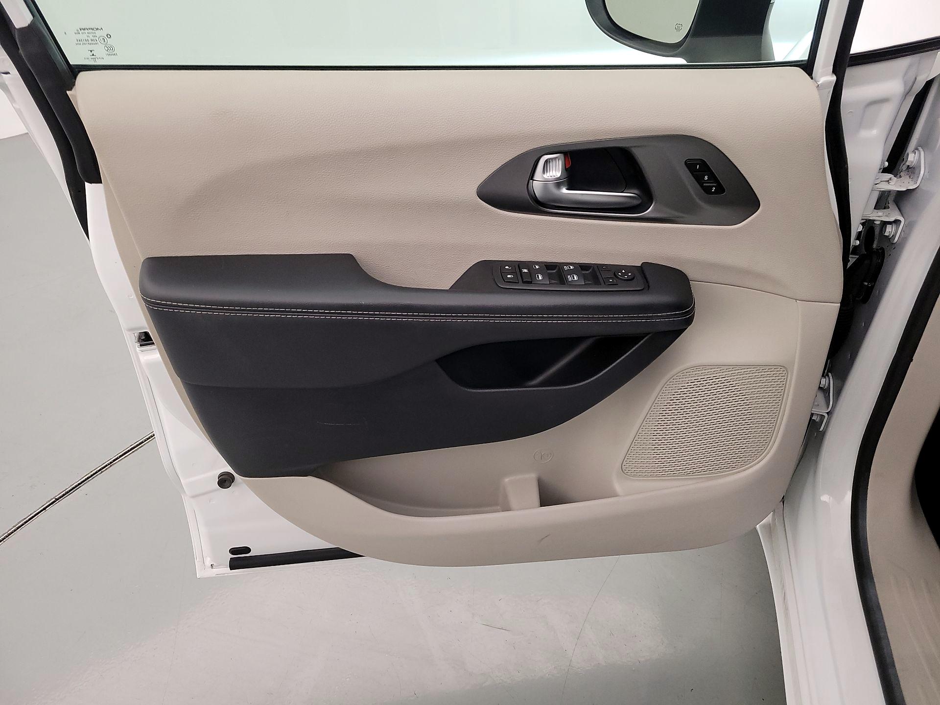 Thumbnail: 2023 Chrysler Pacifica - 12