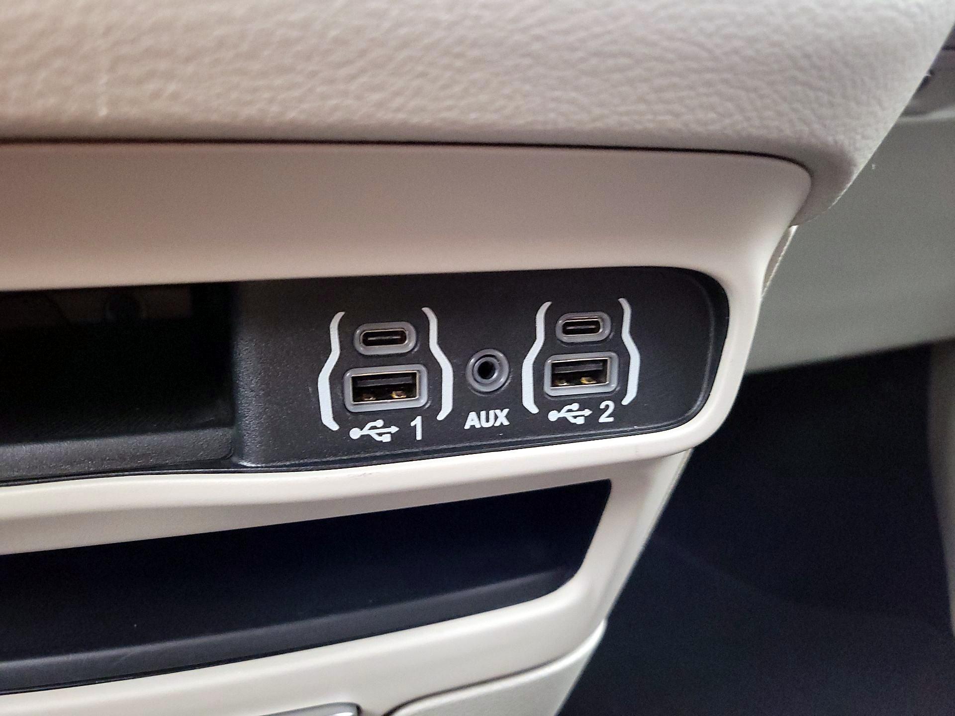 Thumbnail: 2023 Chrysler Pacifica - 18