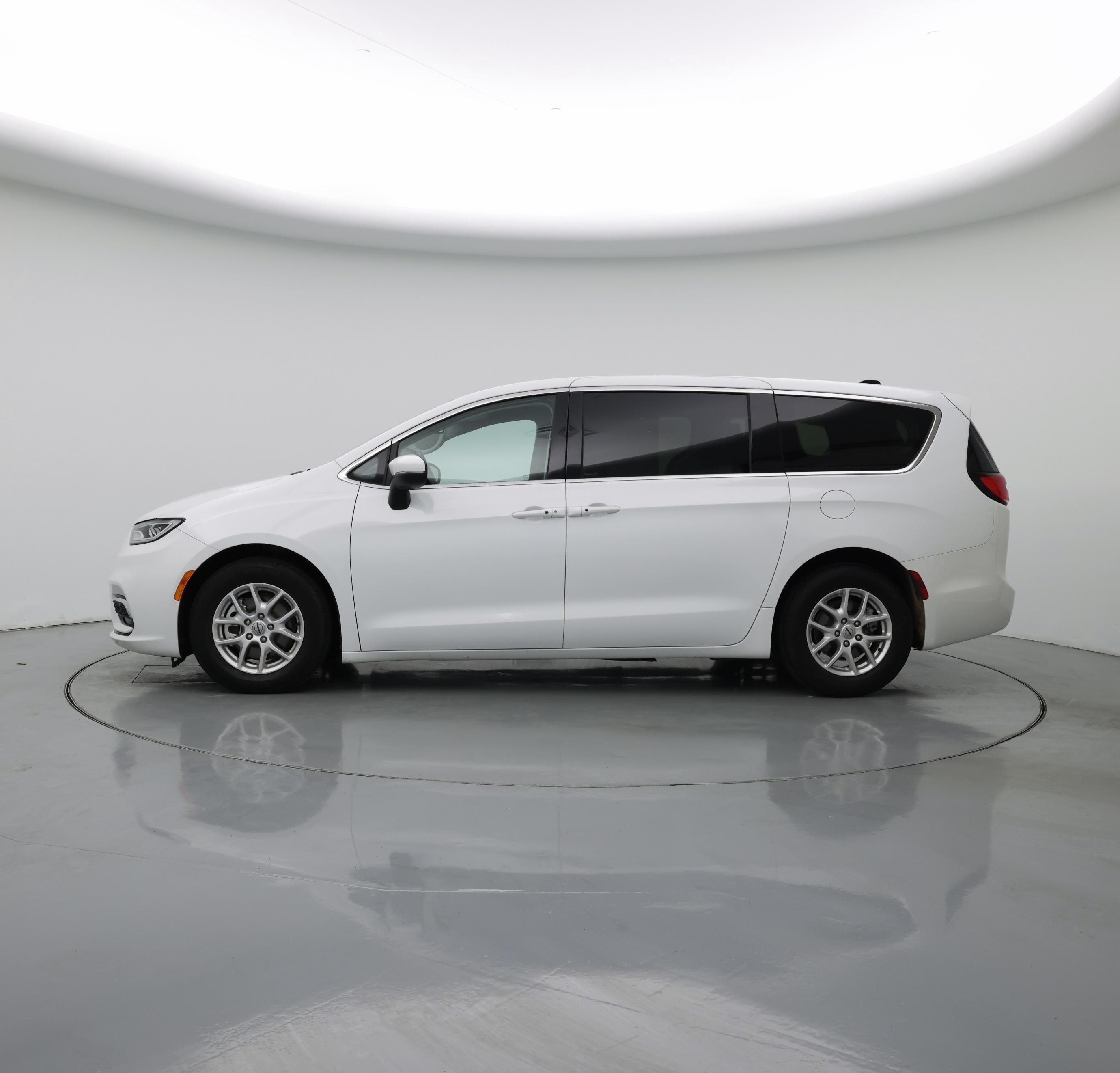 Thumbnail: 2023 Chrysler Pacifica - 3