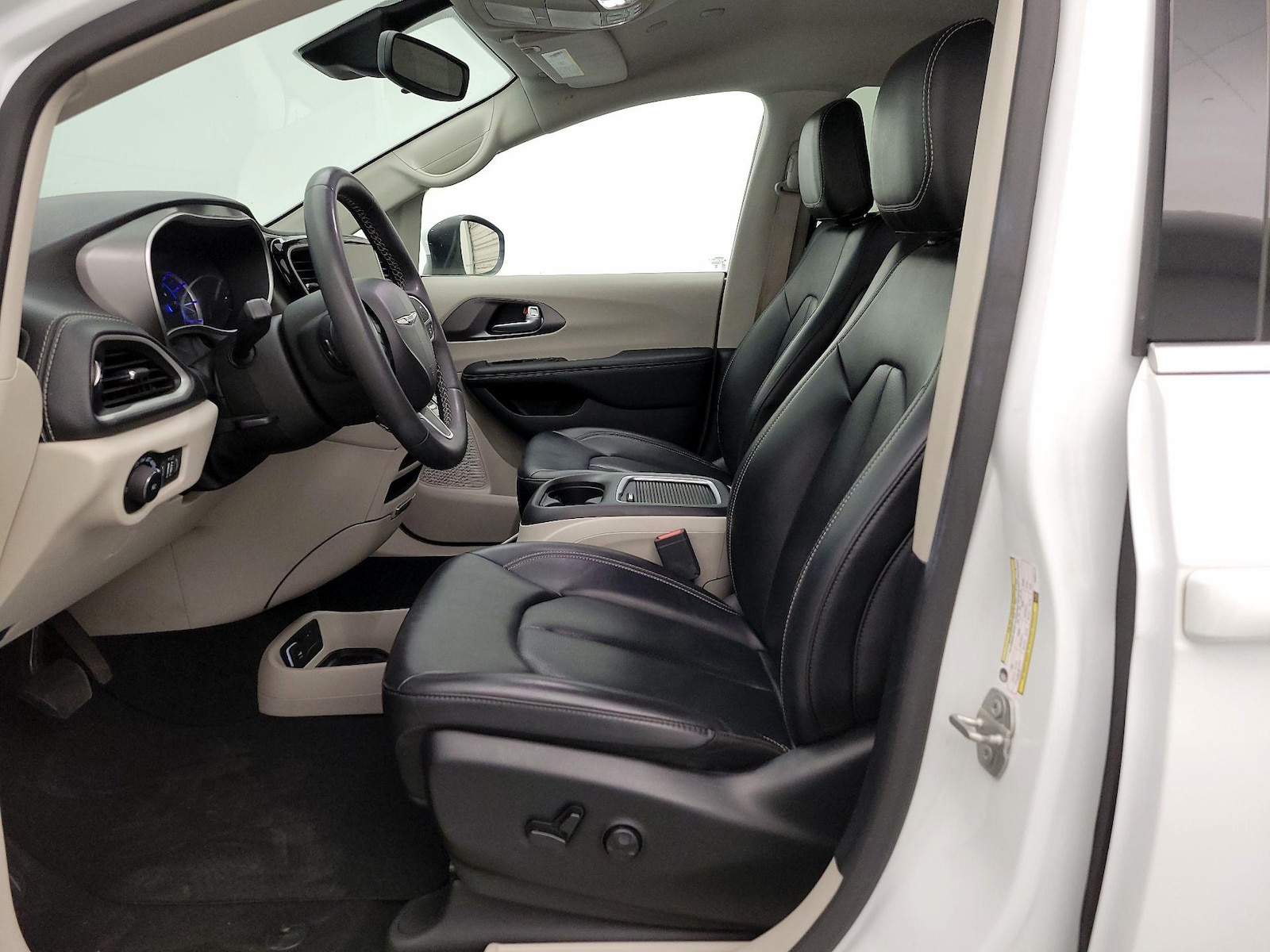 2023 Chrysler Pacifica Hybrid Touring L - Photo 12