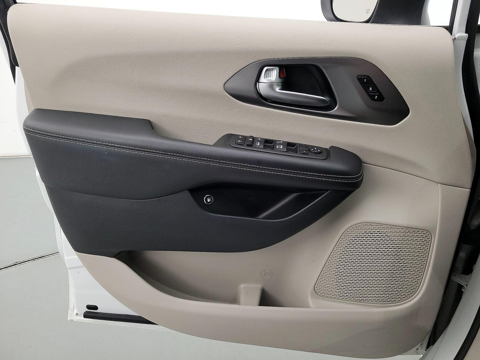 2023 Chrysler Pacifica Hybrid Touring L - Photo 13