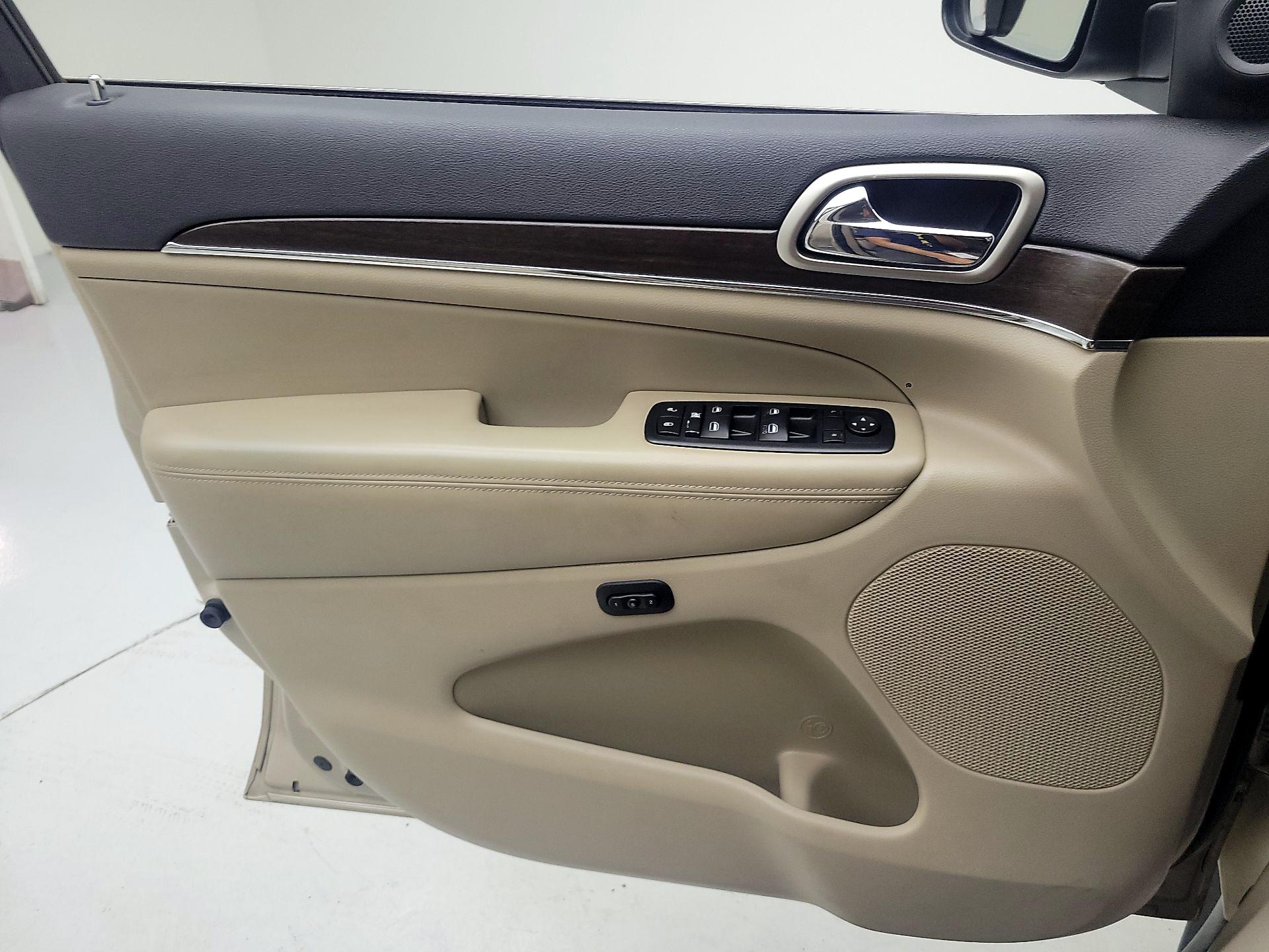 Thumbnail: 2015 Jeep Grand Cherokee - 10