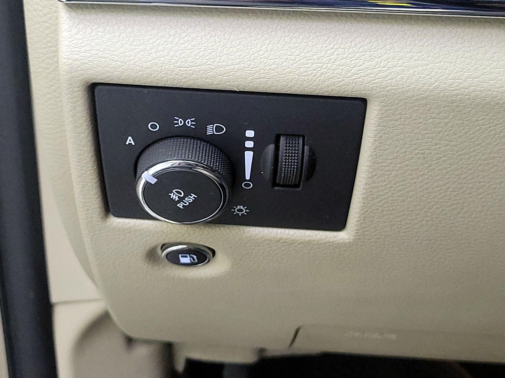 Thumbnail: 2015 Jeep Grand Cherokee - 11