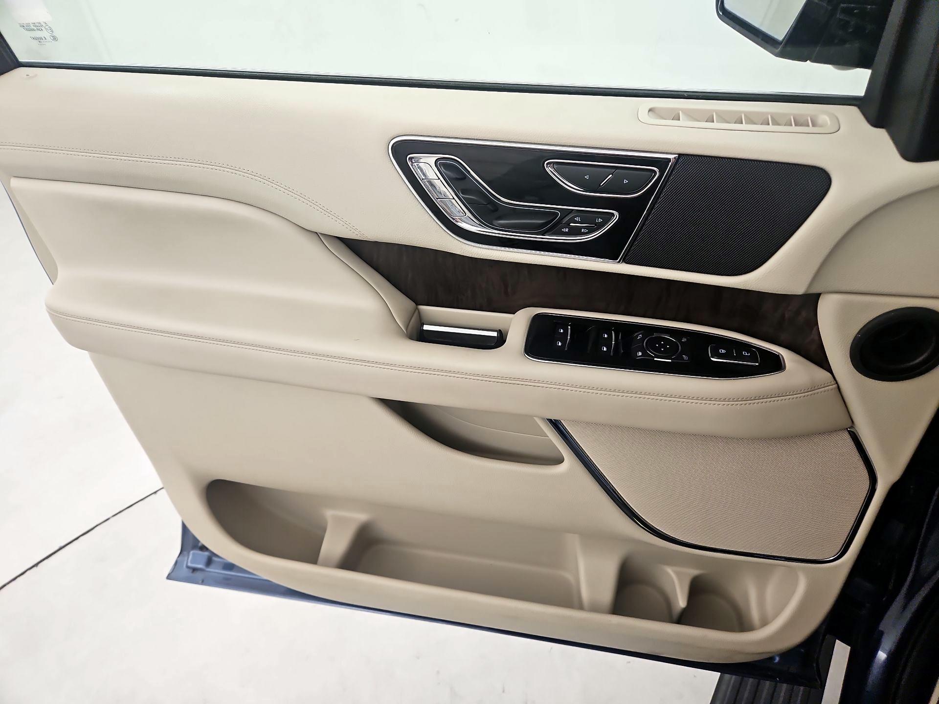 Thumbnail: 2019 Lincoln Navigator - 12