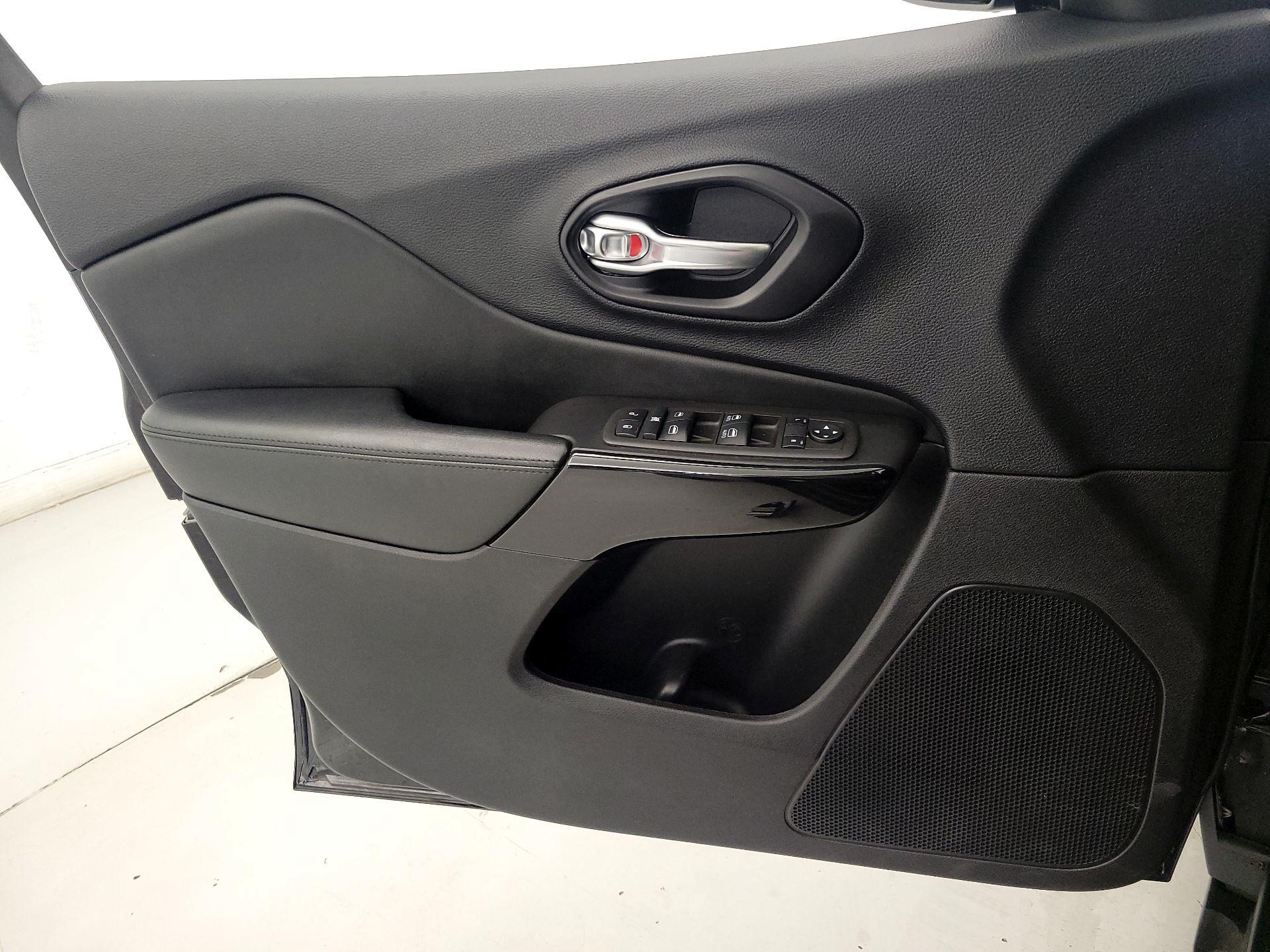 Thumbnail: 2021 Jeep Cherokee - 12