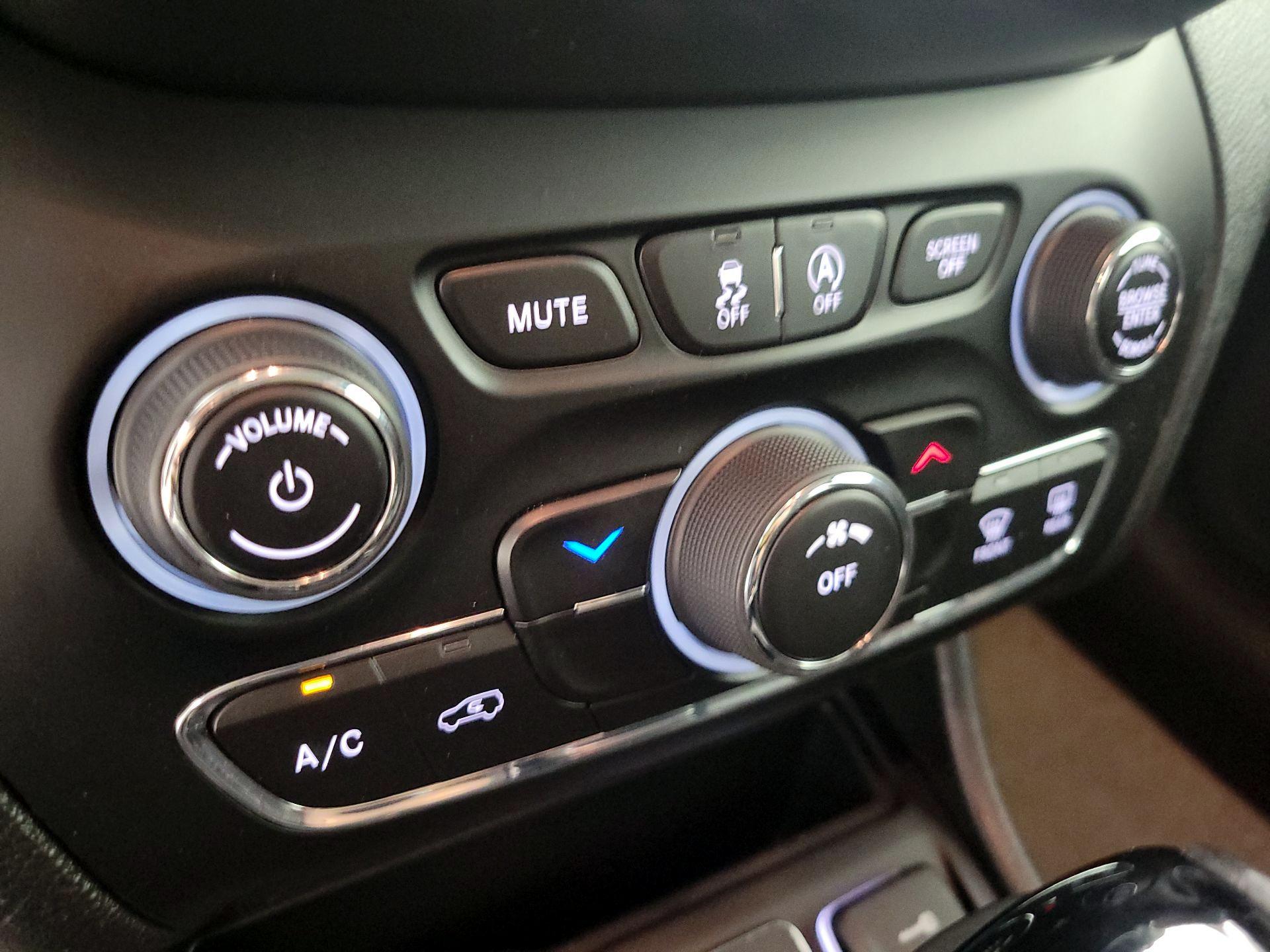 Thumbnail: 2021 Jeep Cherokee - 16