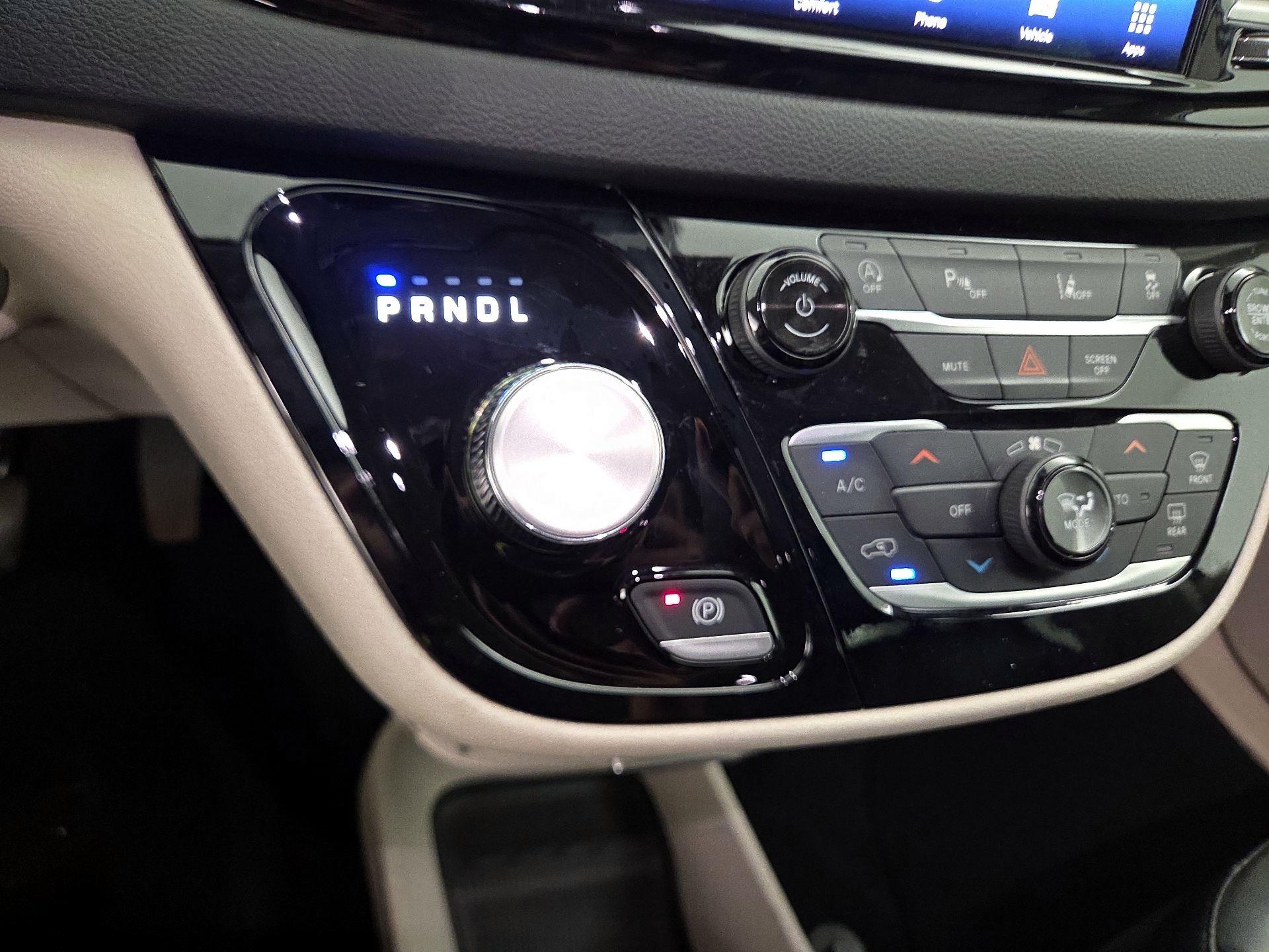 Thumbnail: 2022 Chrysler Pacifica - 17