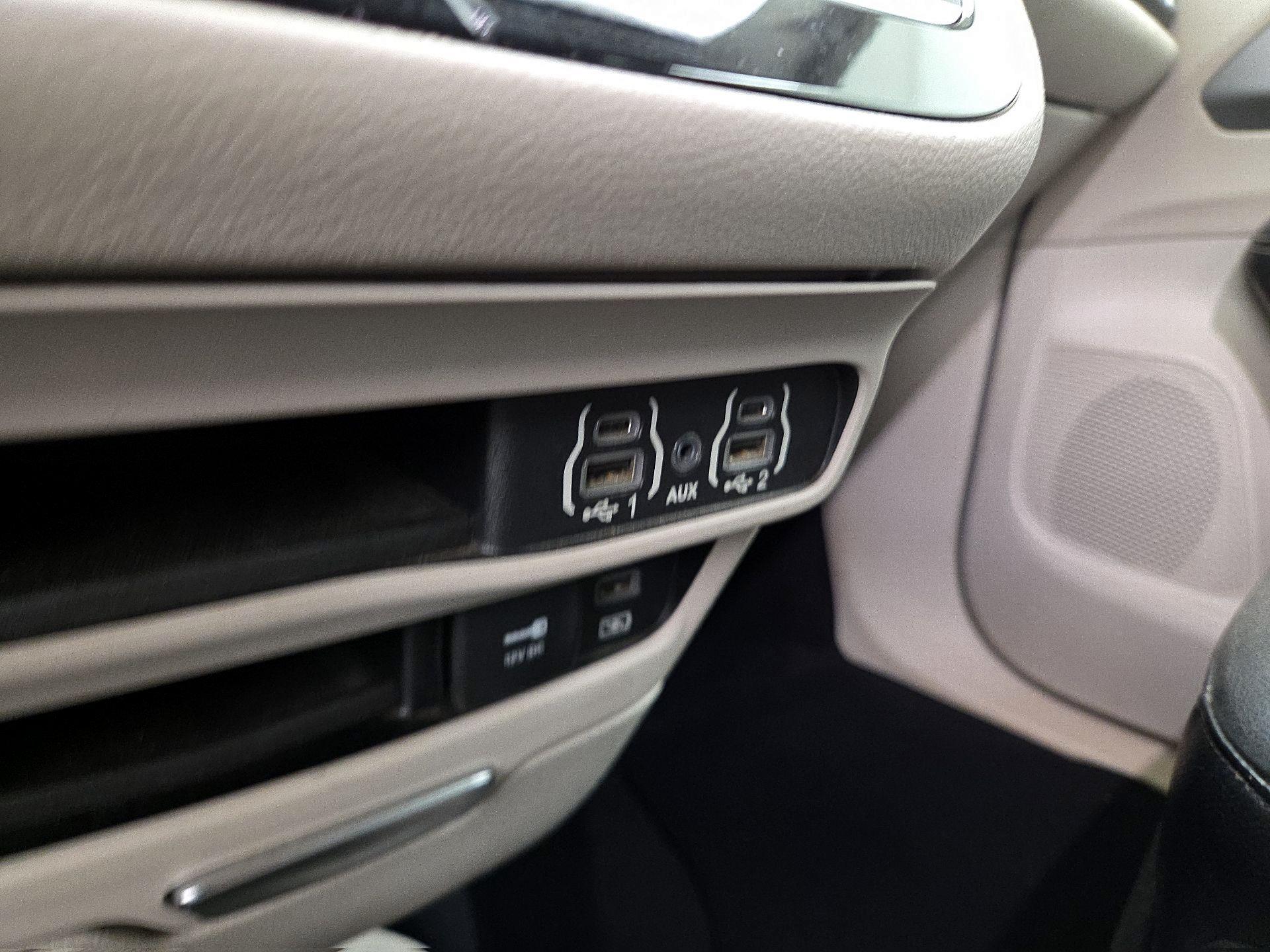 Thumbnail: 2022 Chrysler Pacifica - 18