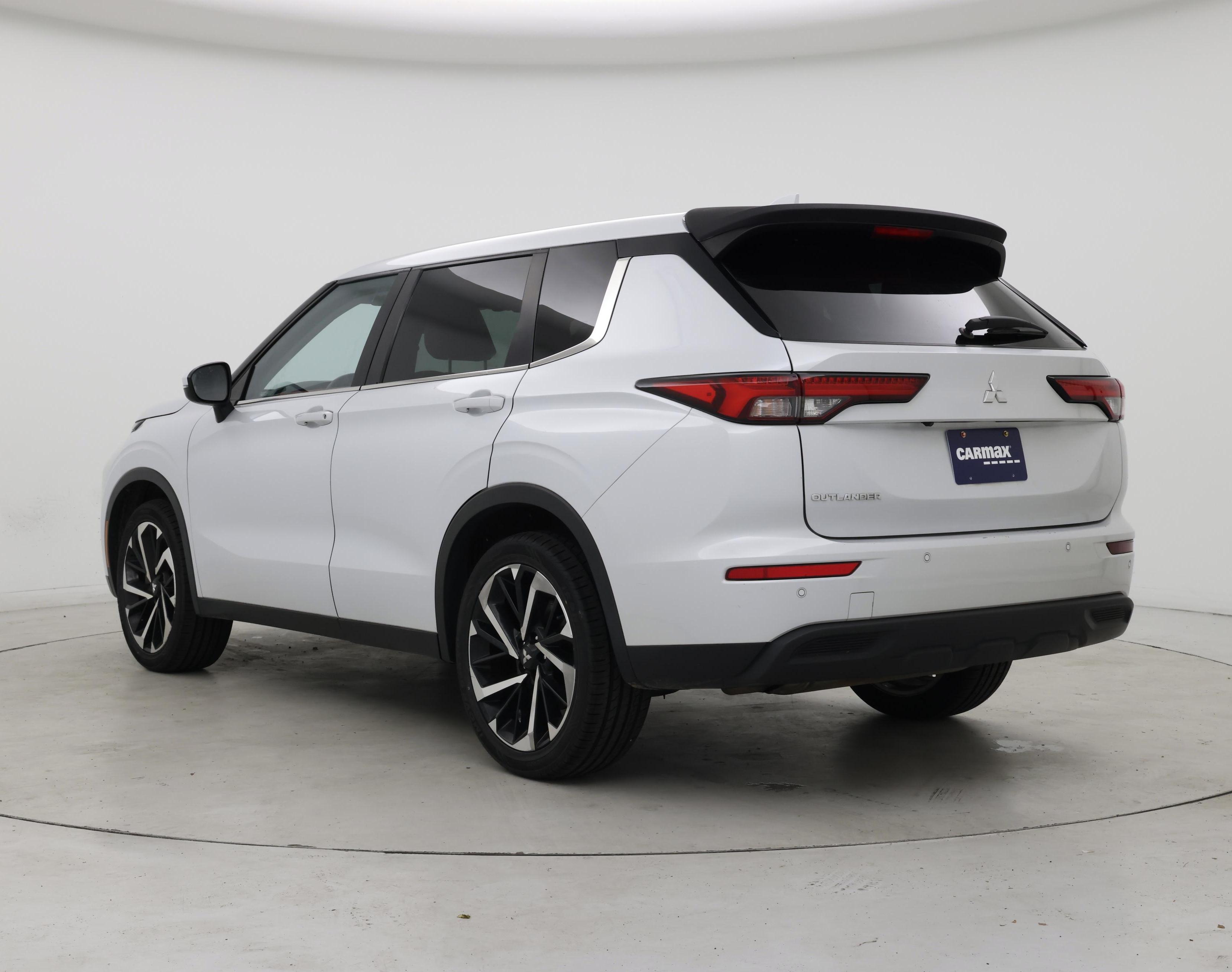 Thumbnail: 2022 Mitsubishi Outlander - 2