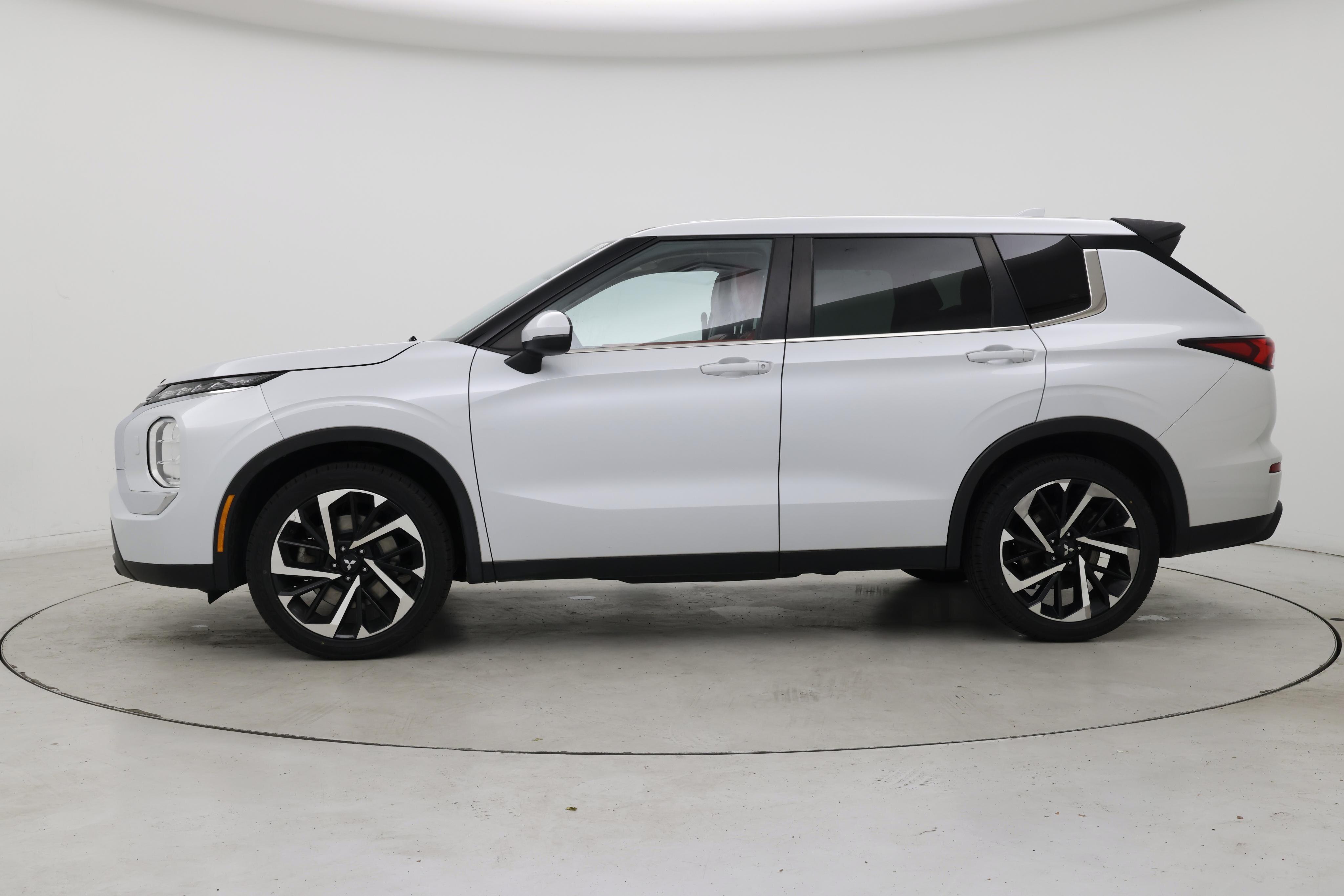 Thumbnail: 2022 Mitsubishi Outlander - 3