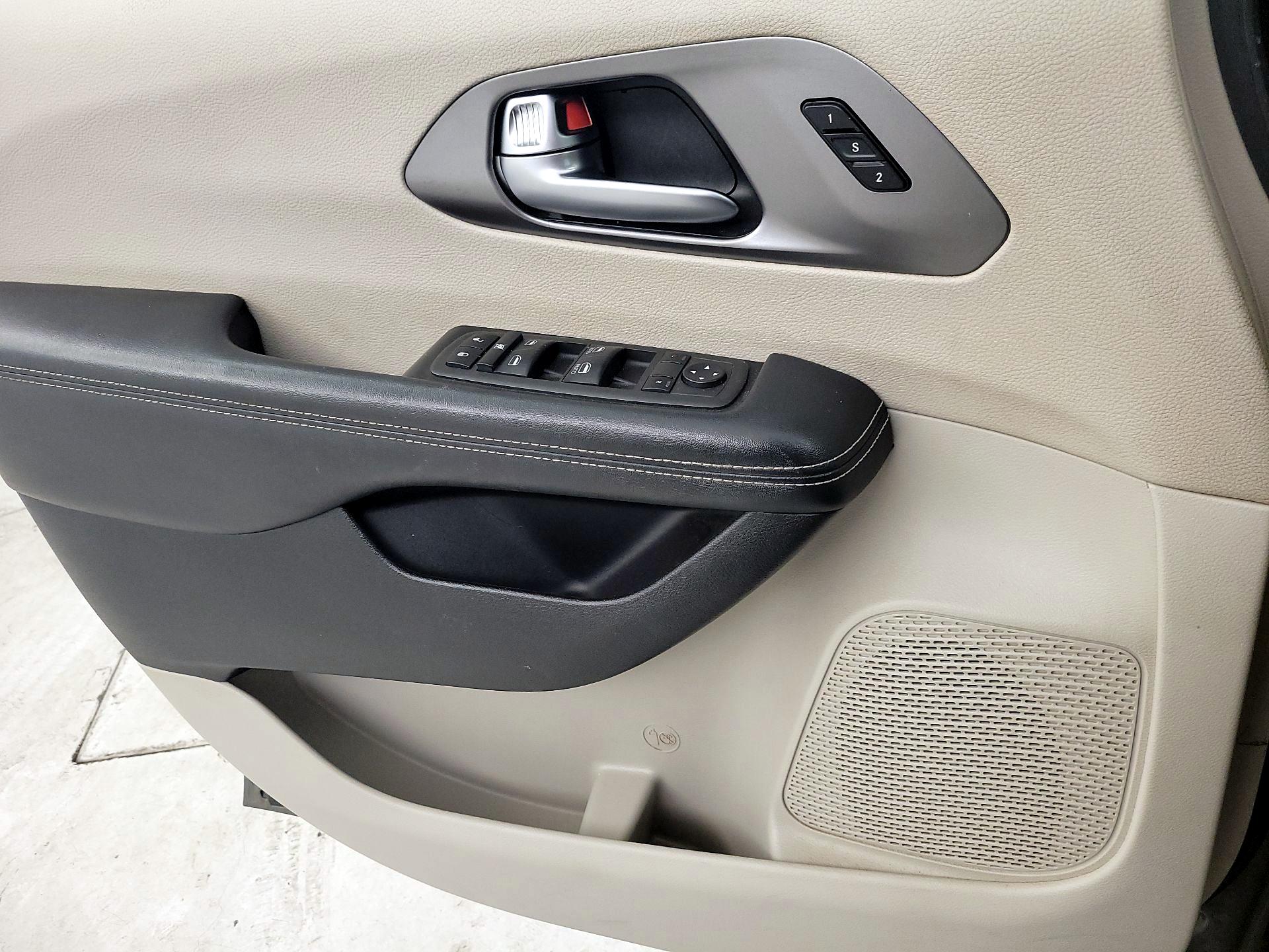 Thumbnail: 2022 Chrysler Pacifica - 10