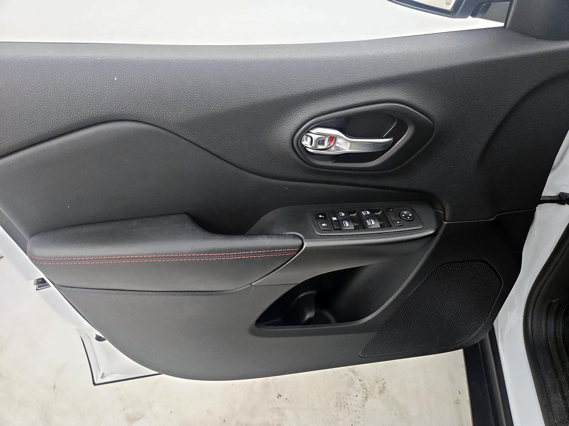 Thumbnail: 2021 Jeep Cherokee - 12