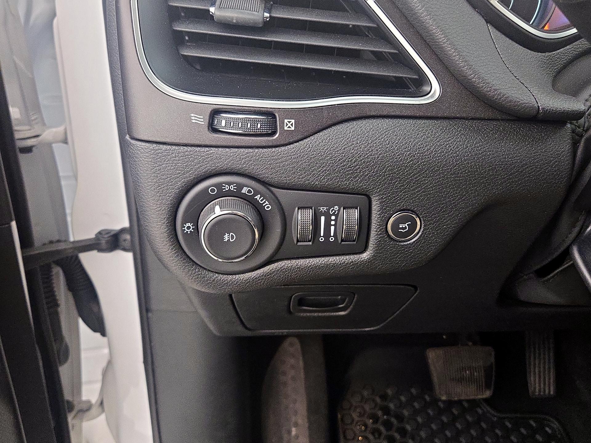 Thumbnail: 2021 Jeep Cherokee - 13