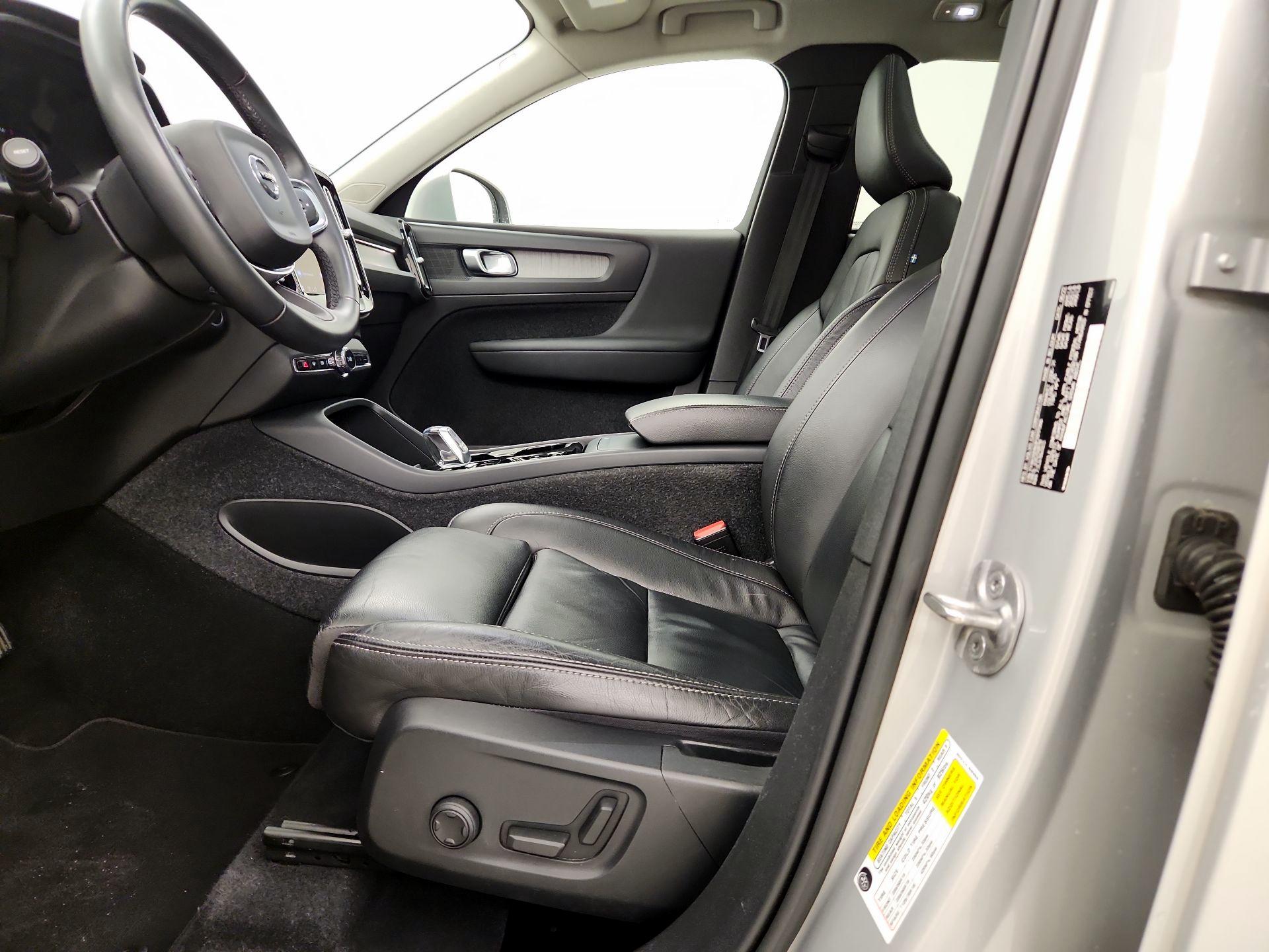 Thumbnail: 2023 Volvo XC40 - 9