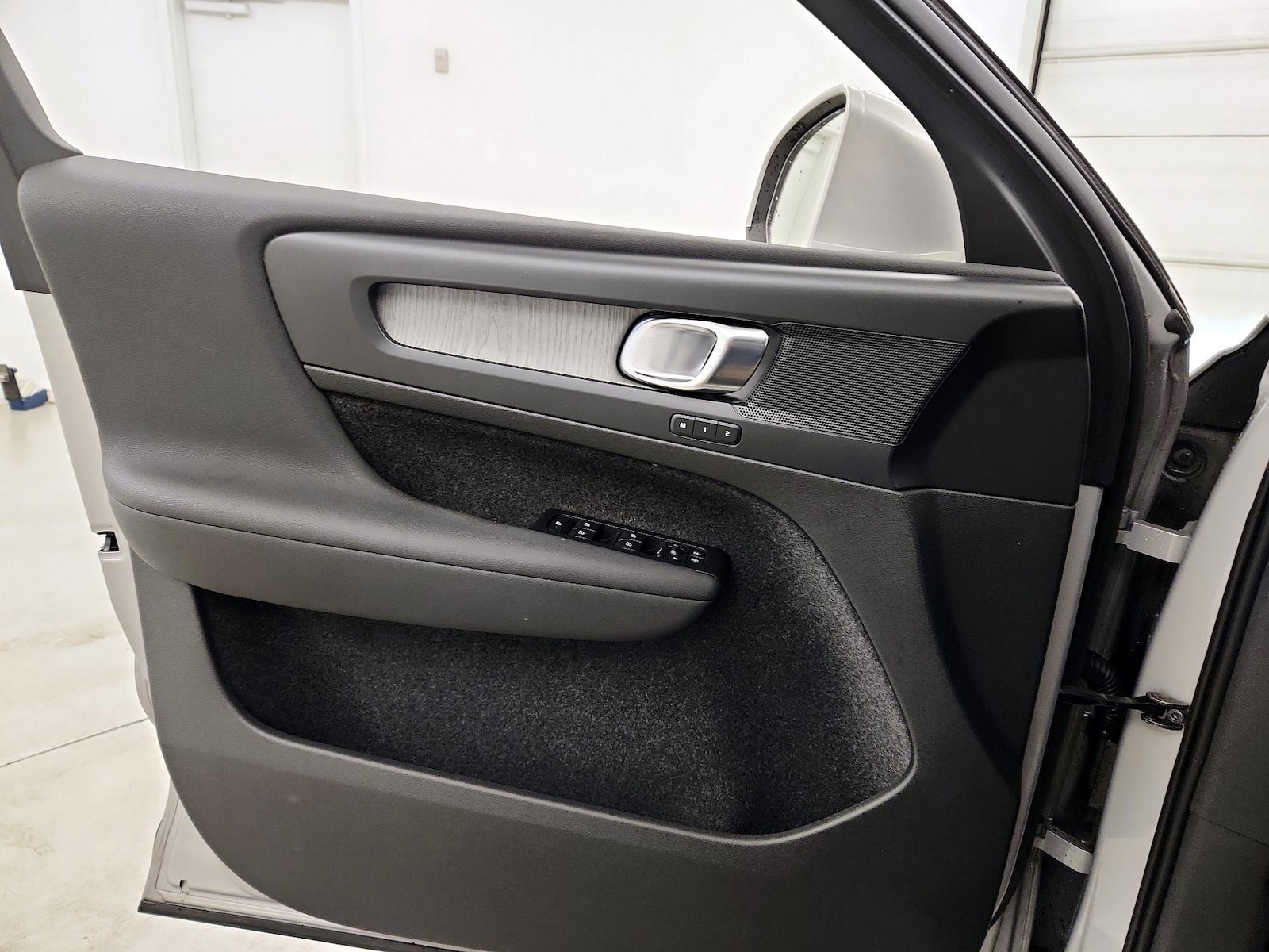 2023 Volvo XC40 Plus - Photo 11