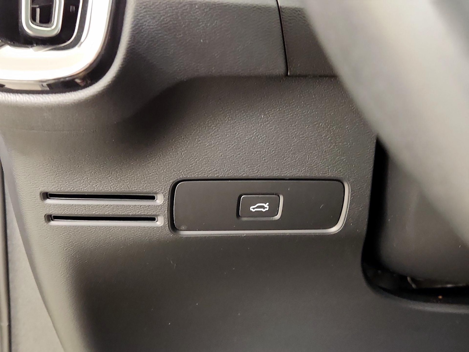 2023 Volvo XC40 Plus - Photo 12