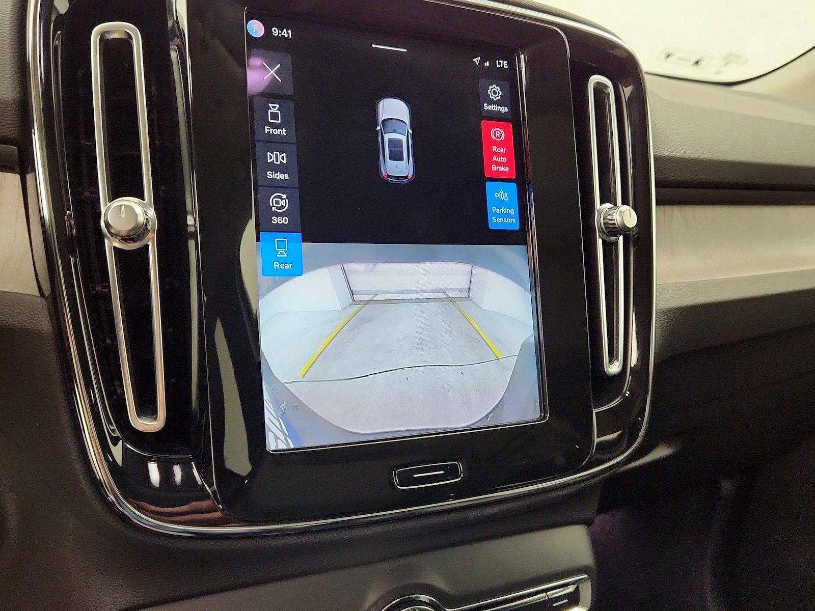 2023 Volvo XC40 Plus - Photo 13