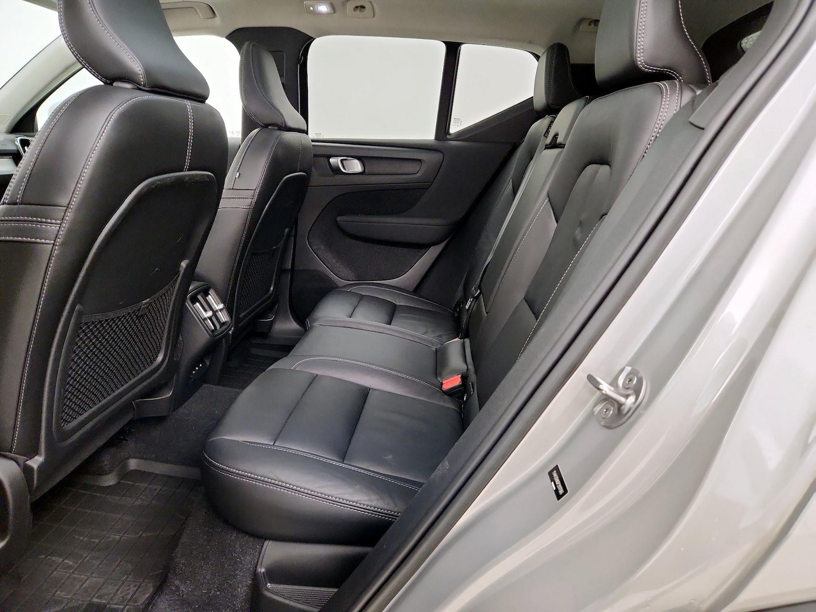 2023 Volvo XC40 Plus - Photo 19